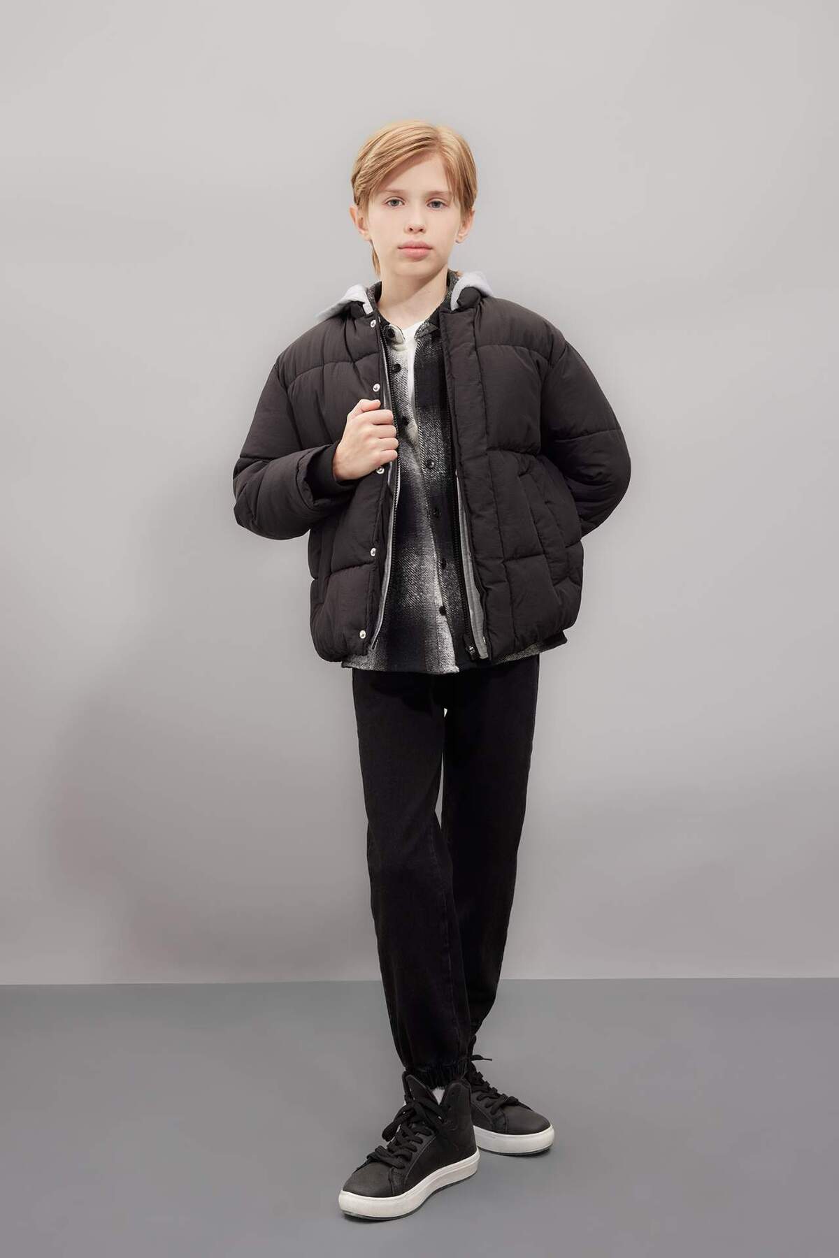 DeFacto Wodoodporny płaszcz dla chłopca - nadmuchiwany z odpinanym kapturem i zamkiem błyskawicznym C5569A824Wn