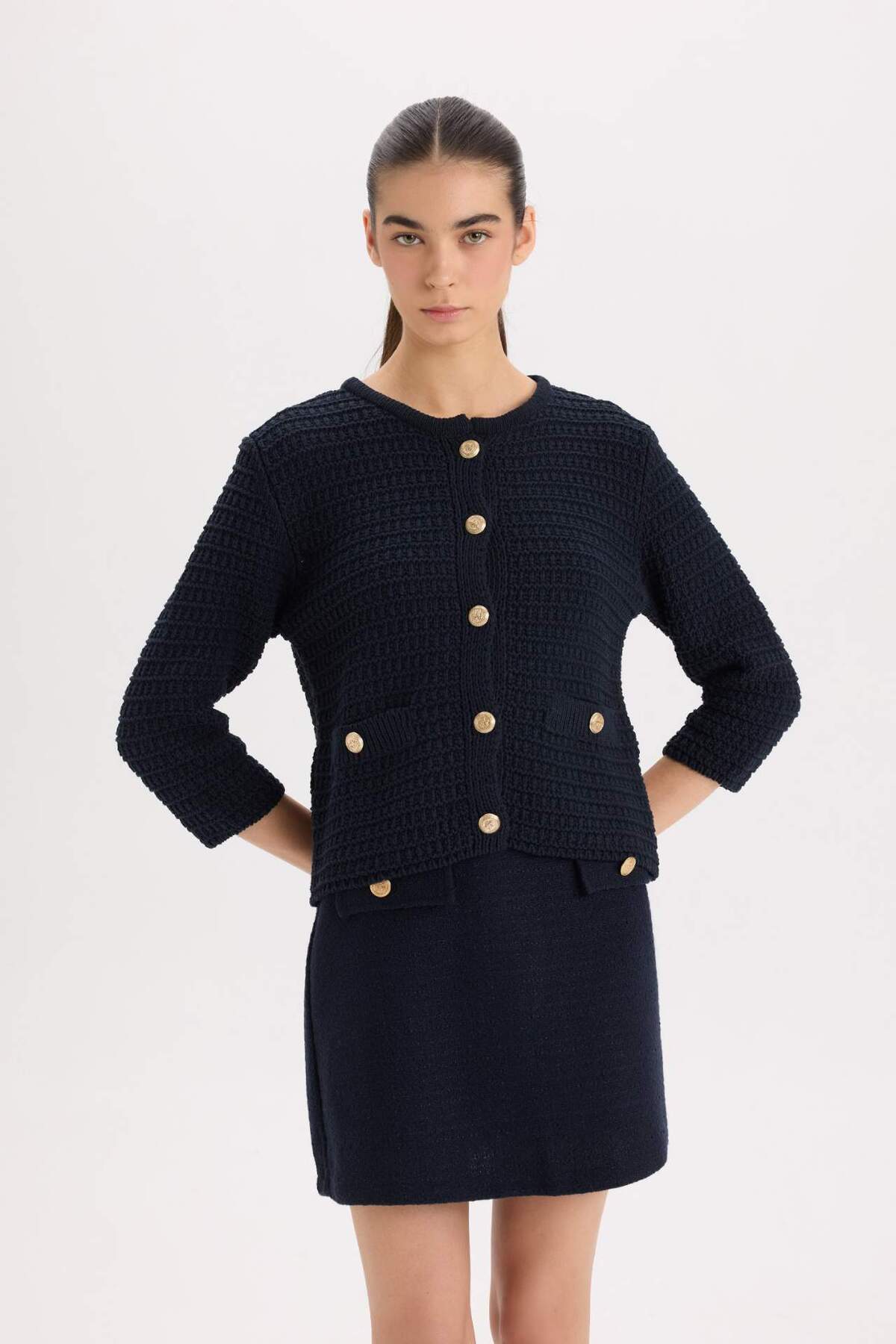 DeFacto Strickjacke mit normaler Passform, Rundhalsausschnitt und strukturierten Knöpfen D3304AX24WN