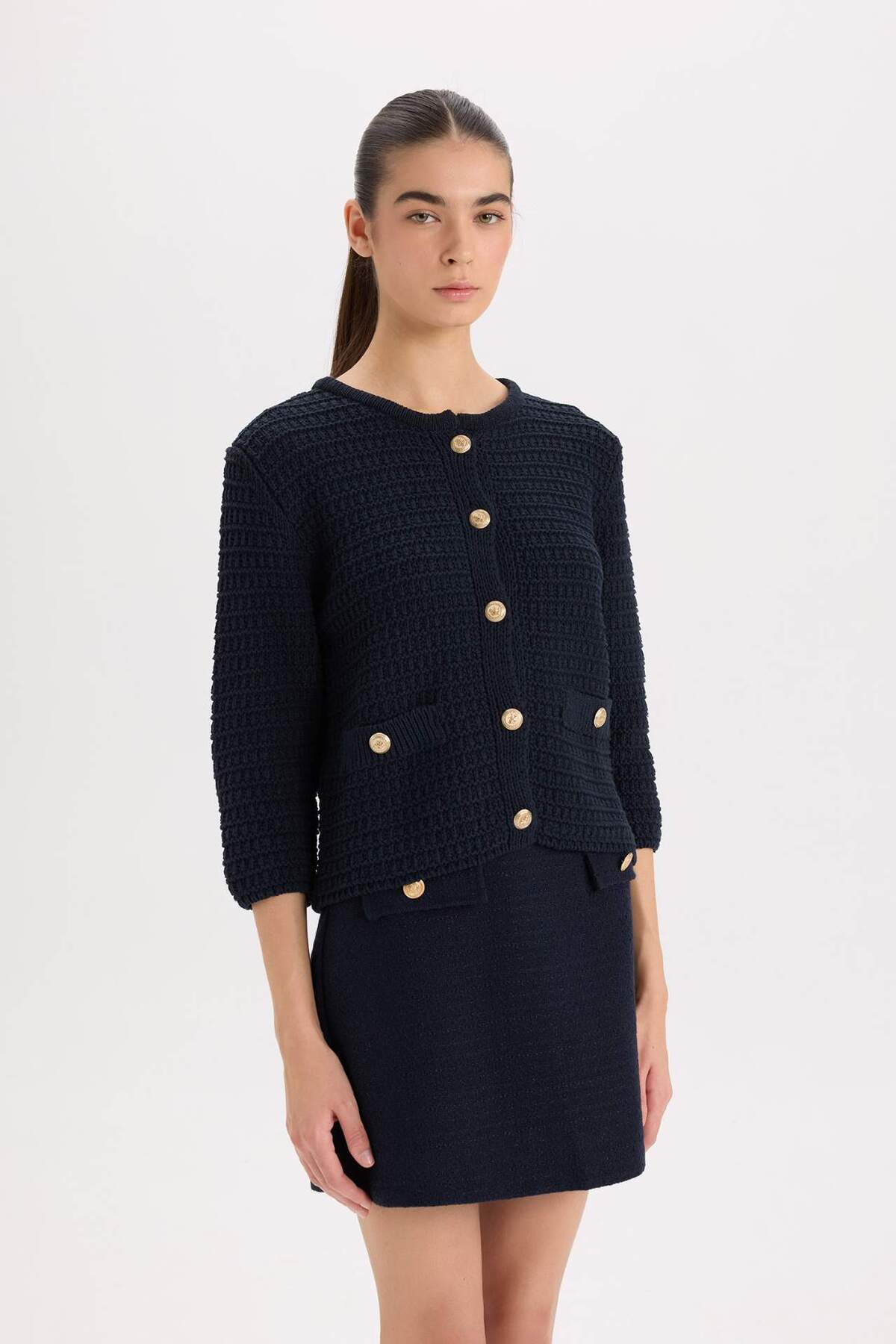 DeFacto Strickjacke mit normaler Passform, Rundhalsausschnitt und strukturierten Knöpfen D3304AX24WN