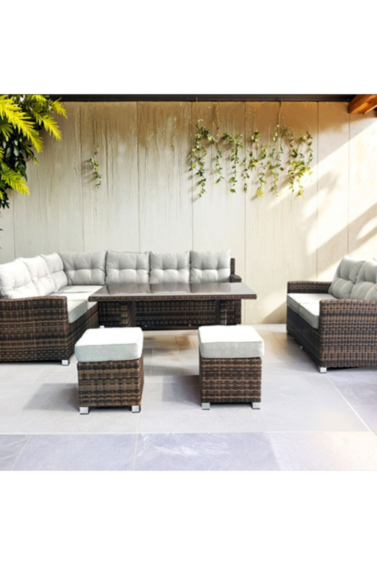 طقم جلوس رتان خارجي فاخر مع طاولة ووسائد مريحة