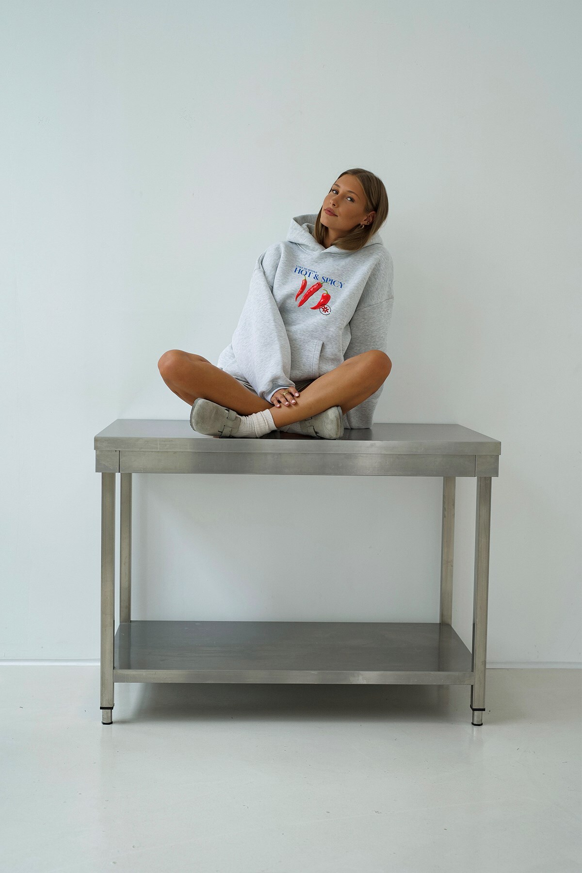 The Champ Clothing Kadın Oversize Sweatshirt Hoodie Hot & Spicy Baskılı Gri, Kapüşonlu, Kanguru Cep, 3 İplik Şardonlu görsel 3
