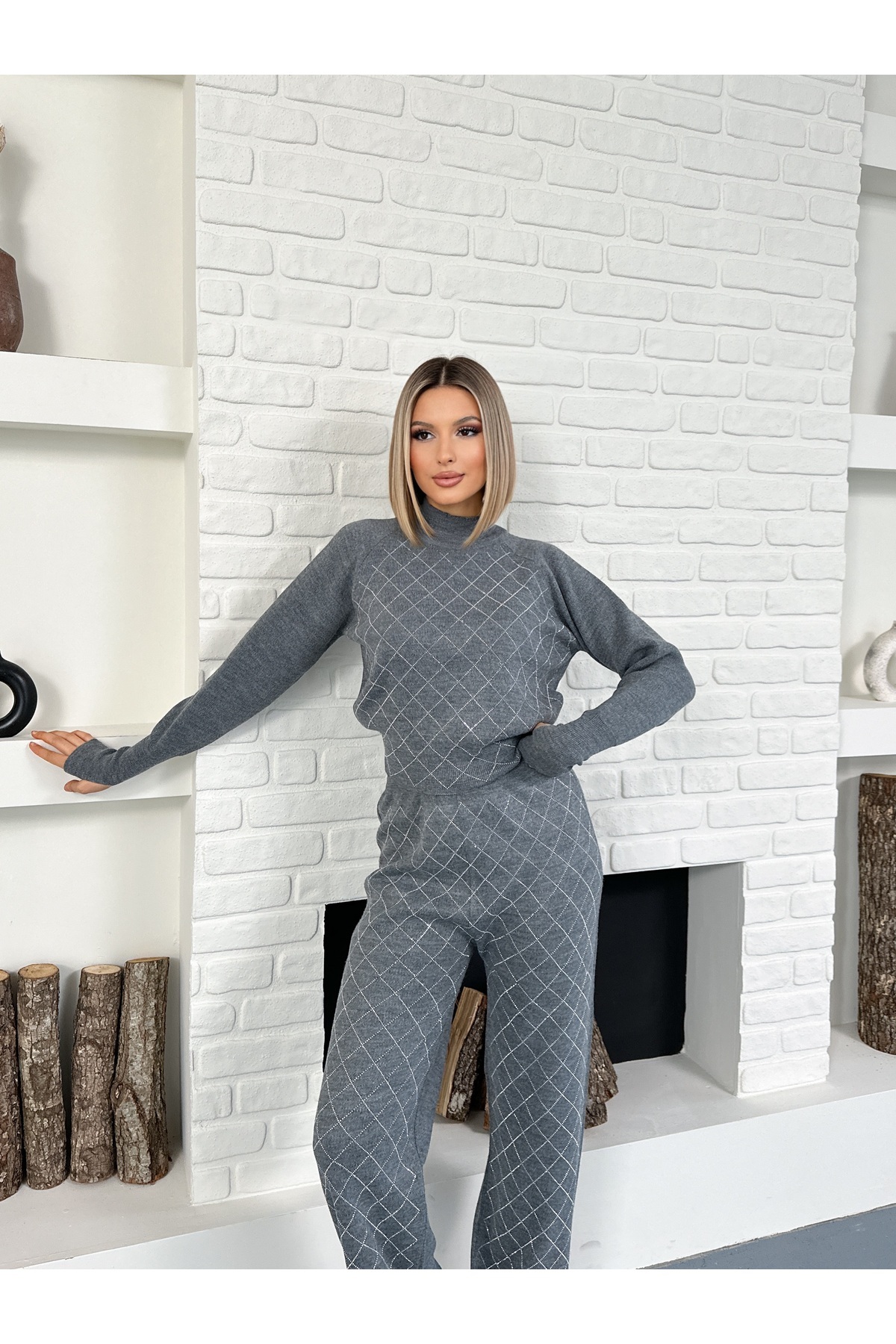 LE CARAMBOLE Dámský šedý úpletový komplet s detaily z kámen baklava, se zapínáním na prsty