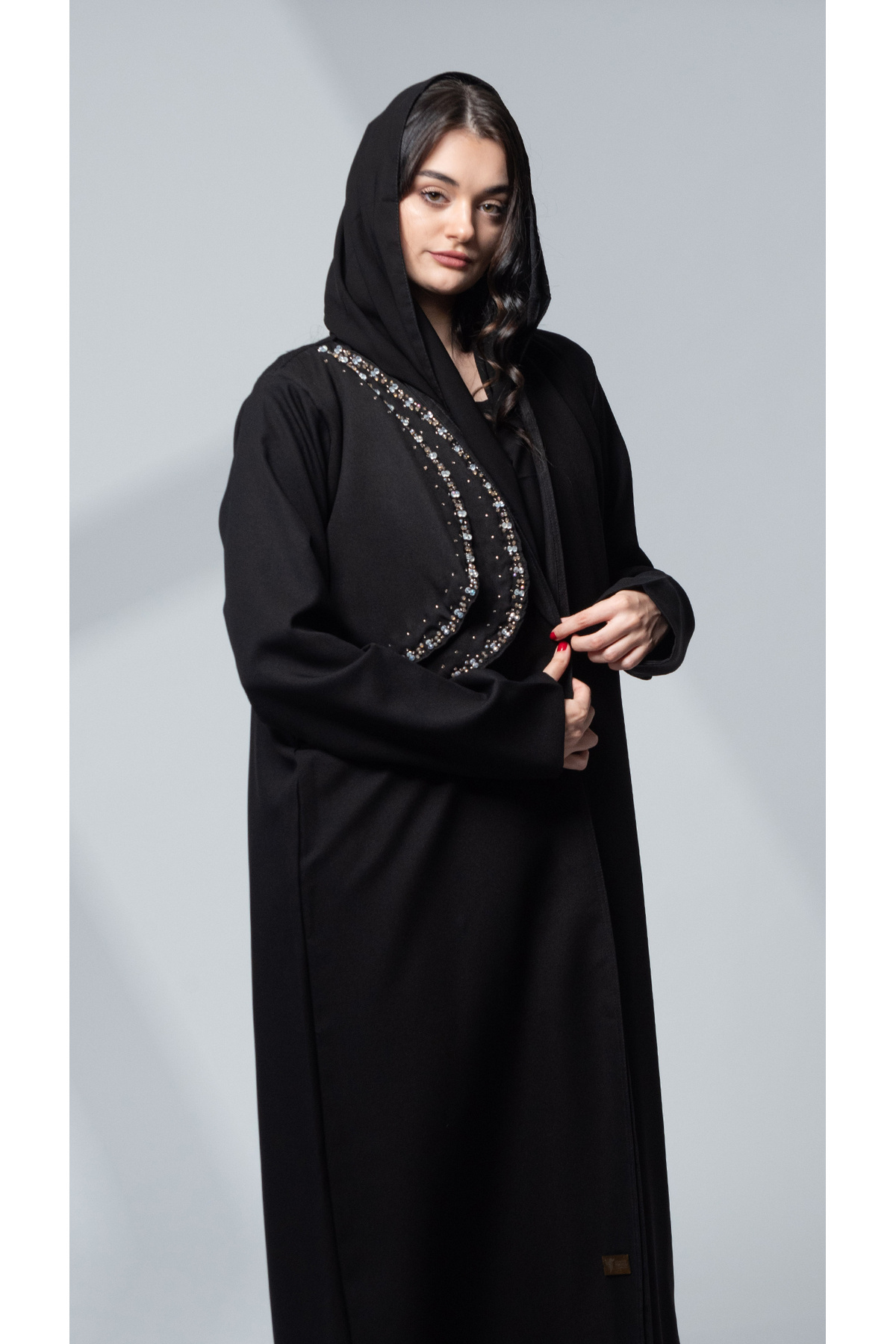 عباية سوداء مشكوكة بالخرز