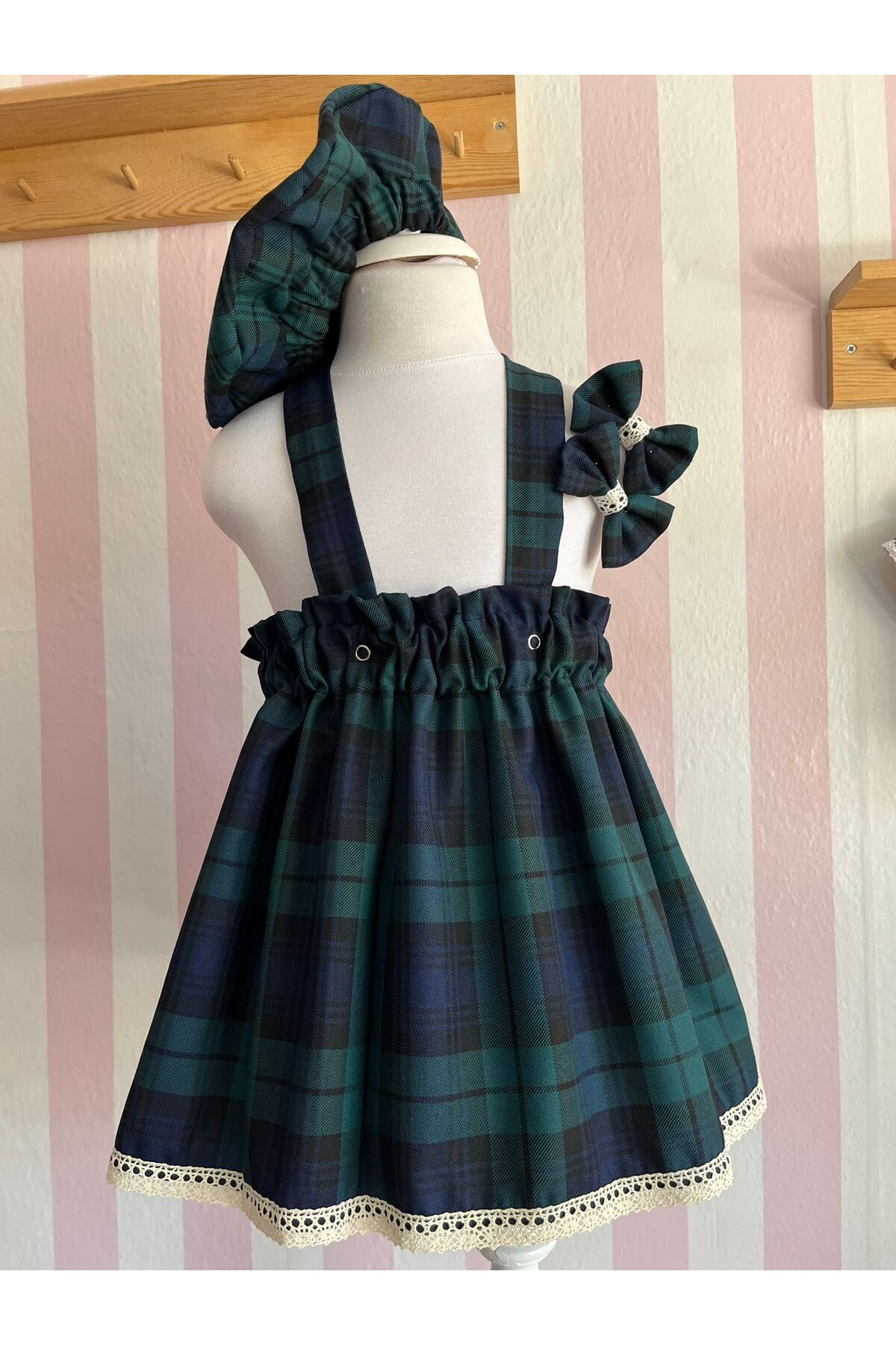 Eylülce Butik Kız Bebek & Kız Çocuk Yeşil Ekoseli Salopet Elbise & Ressam Şapkası & Toka Takım (%100 Pamuk Kumaş) fotoğrafı 2 (önizleme)