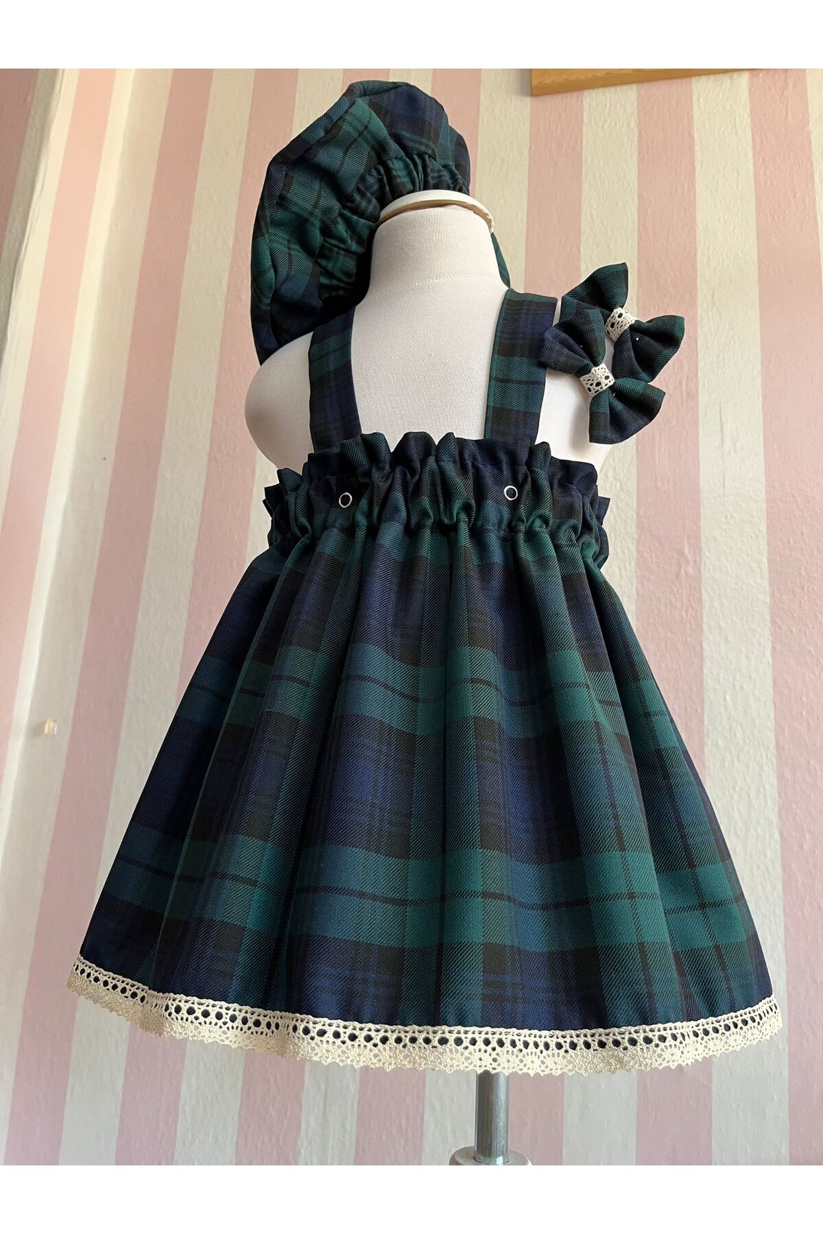 Eylülce Butik Kız Bebek & Kız Çocuk Yeşil Ekoseli Salopet Elbise & Ressam Şapkası & Toka Takım (%100 Pamuk Kumaş) fotoğrafı 5 (önizleme)