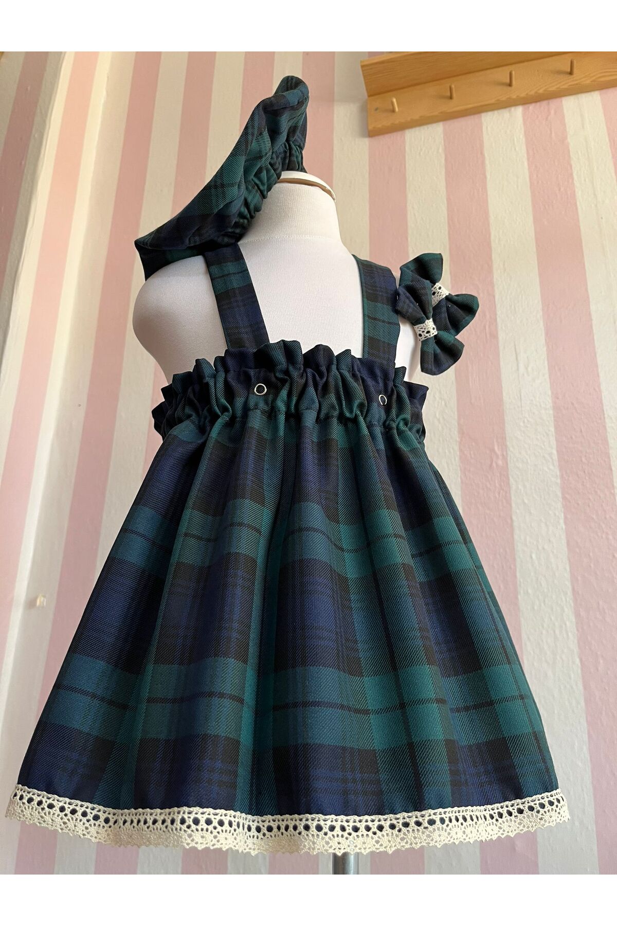 Eylülce Butik Kız Bebek & Kız Çocuk Yeşil Ekoseli Salopet Elbise & Ressam Şapkası & Toka Takım (%100 Pamuk Kumaş) fotoğrafı 4 (önizleme)