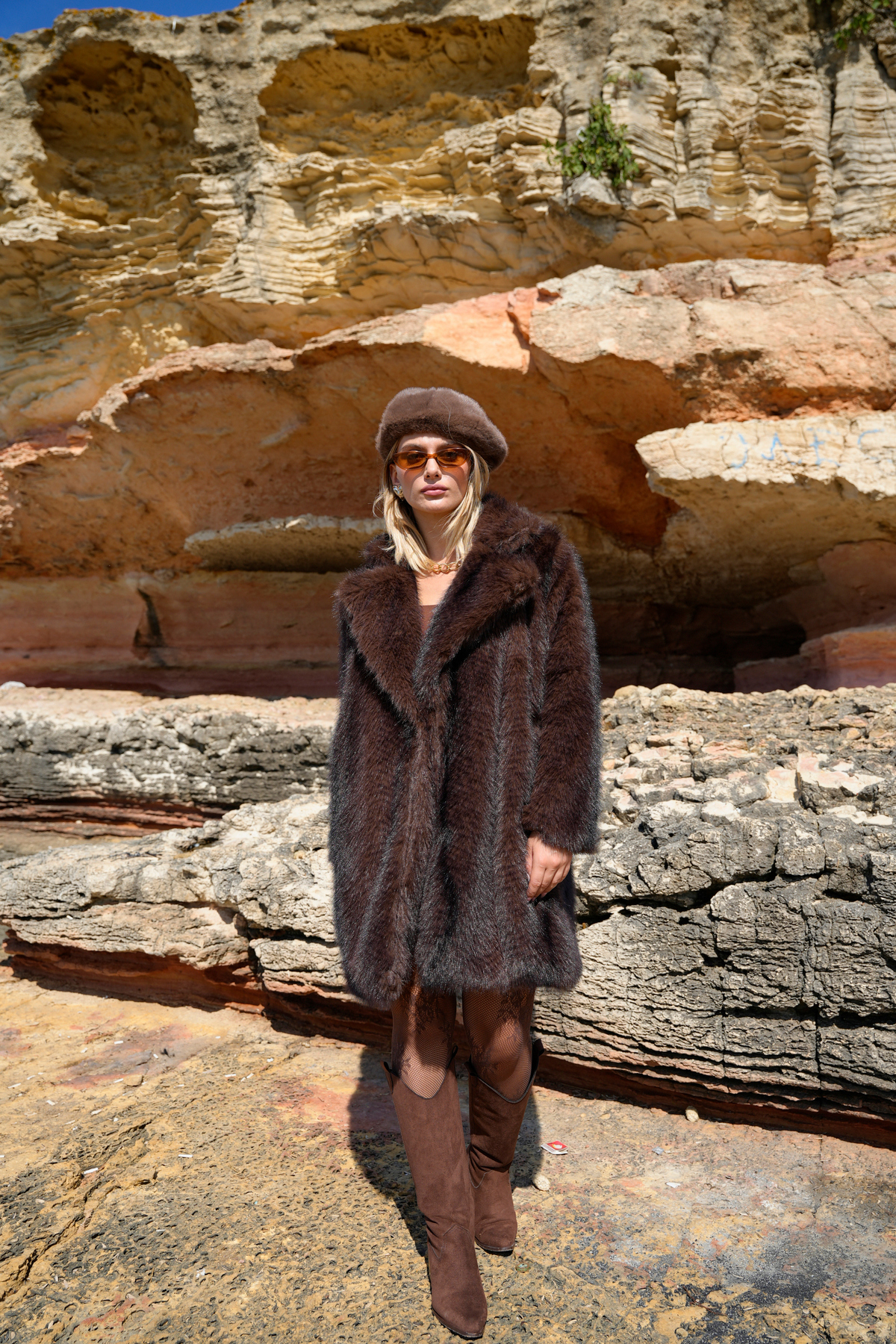 ASEDE  Yumuşak Doku Astarlı Cepli Desenli Diz Boy Midi Premium Kürk Mont - Görsel 2