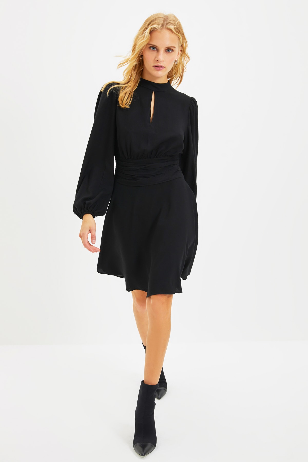 Trendyol Collection Kleid Schwarz A-Linie Fast ausverkauft