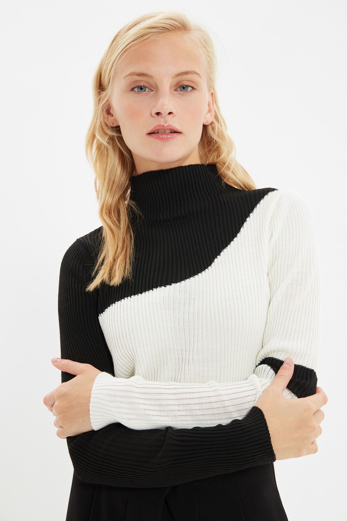Trendyol Collection Pullover Schwarz Regular Fit Fast ausverkauft