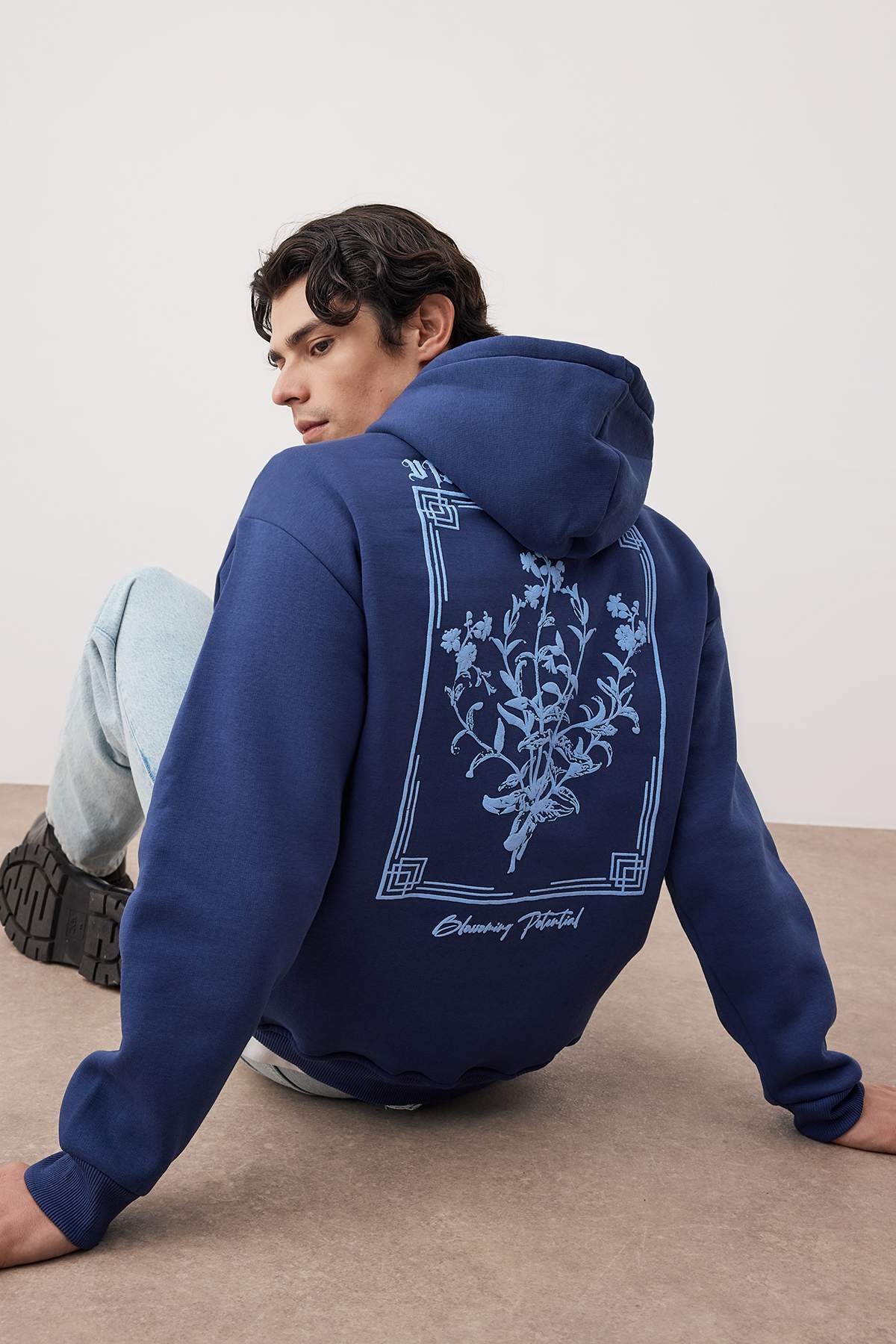 Trendyolmilla Man Lacivert Oversize/Geniş Kesim Kapüşonlu Baskılı İçi Polar/Sıcak Tutan Sweatshirt TMNAW24SW00100
