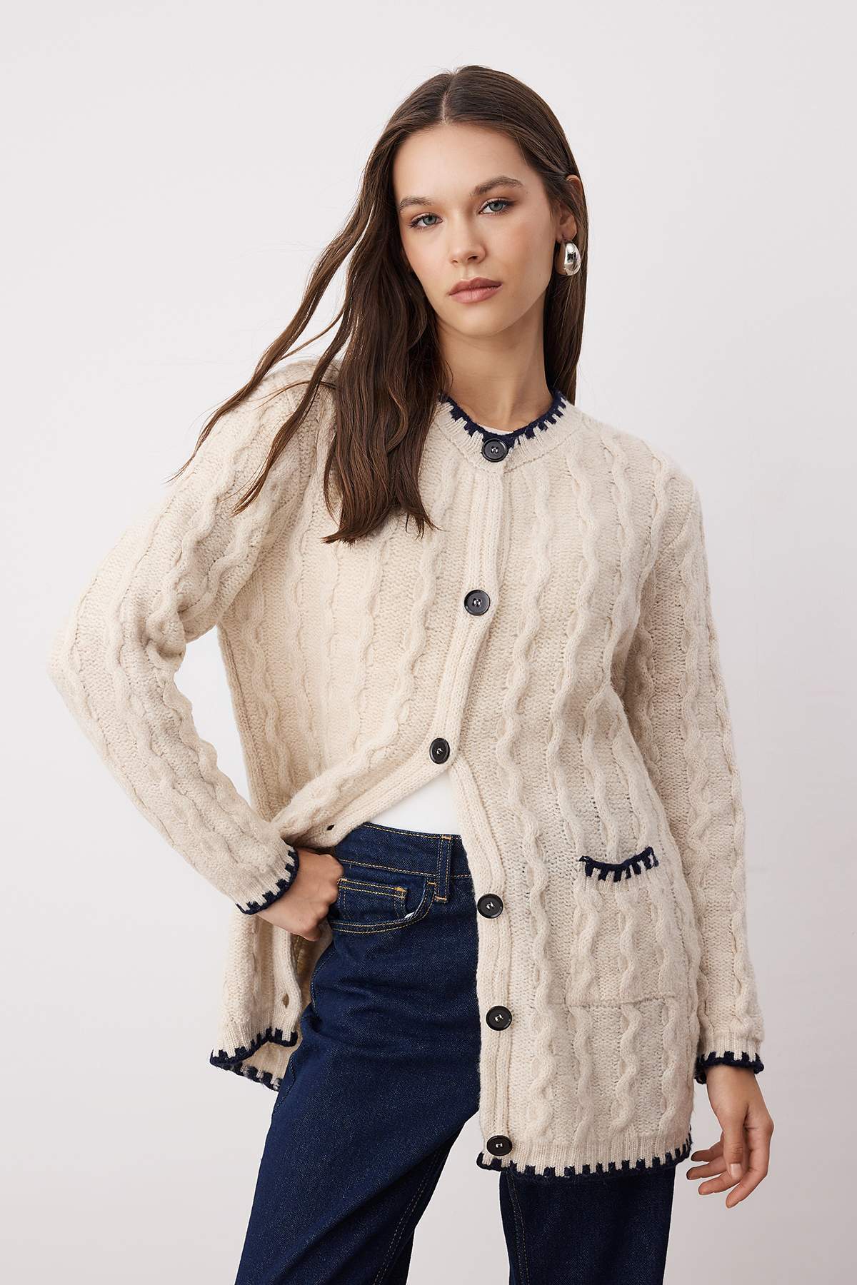 Trendyolmilla Modest Ekru Saç Örgü Kontrast Detaylı Triko Hırka TCTAW26TH00013