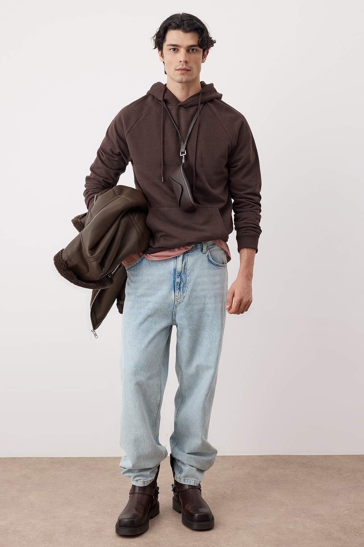 Trendyolmilla Man Koyu Kahverengi Regular/Normal Kesim Kapüşonlu İçi Polar/Sıcak Tutan Sweatshirt TMNAW23SW00194