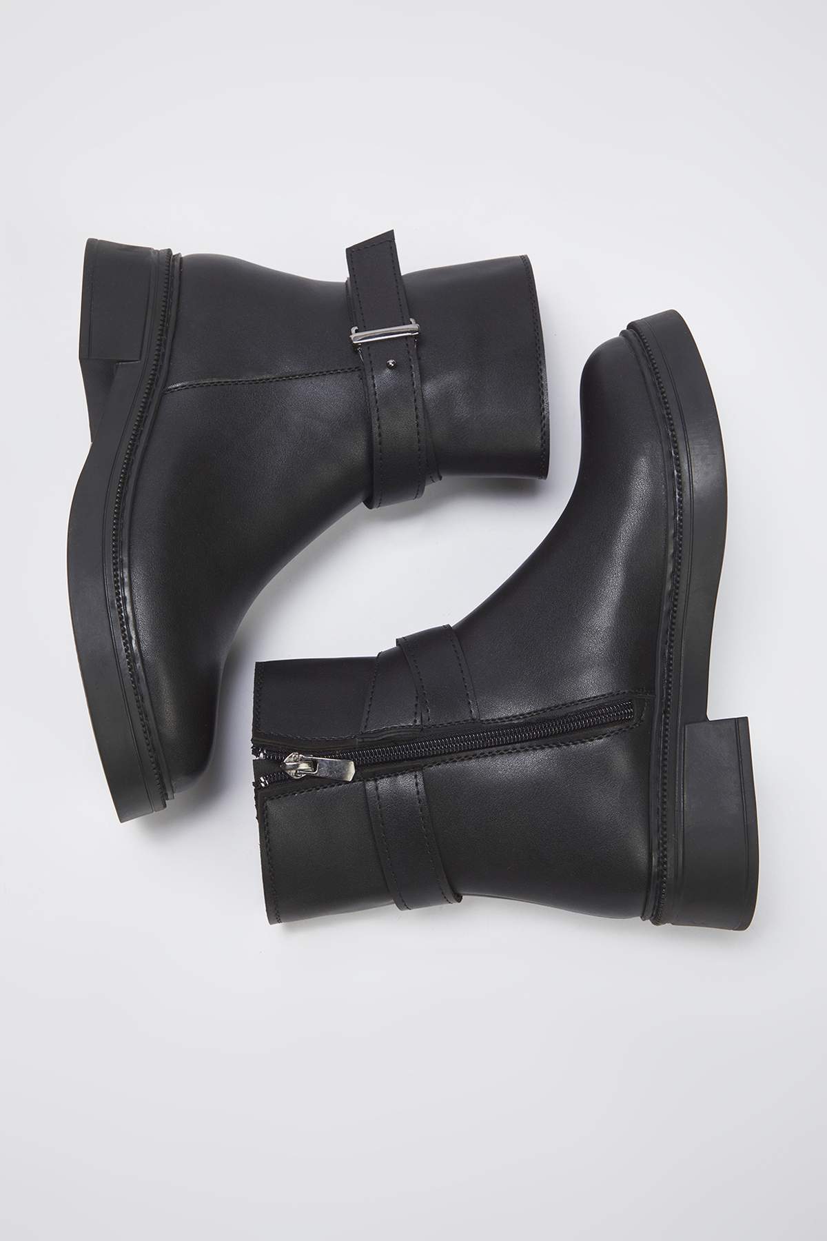 TRENDYOL SHOES Dámské kotníkové boty Chealsea s černým detailem přezky 
 TAKAW26BO00076