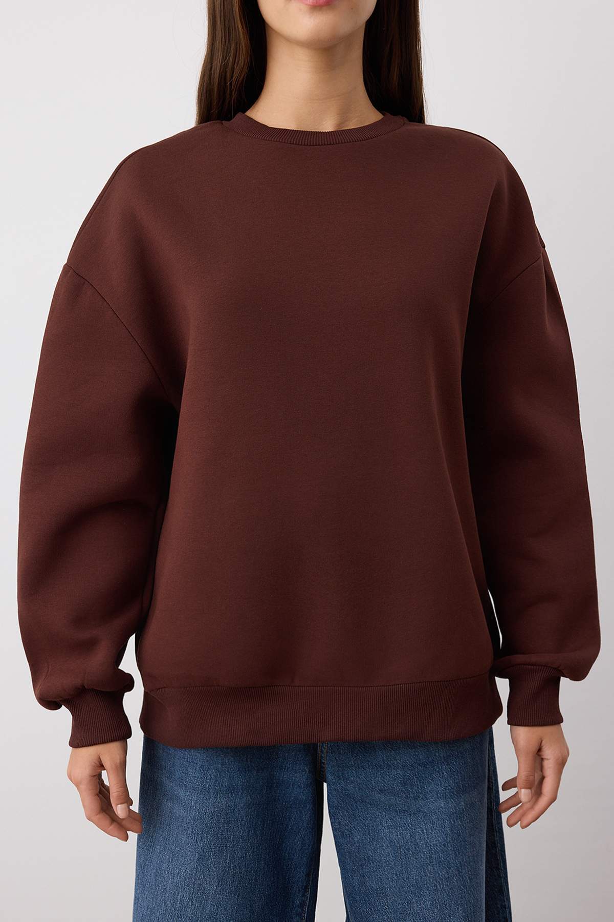 Trendyolmilla  Koyu Kahverengi Oversize/Rahat Kesim Bisiklet Yaka Kalın/İçi polarlı Örme Sweatshirt TWOAW24SW00102 - Görsel 3