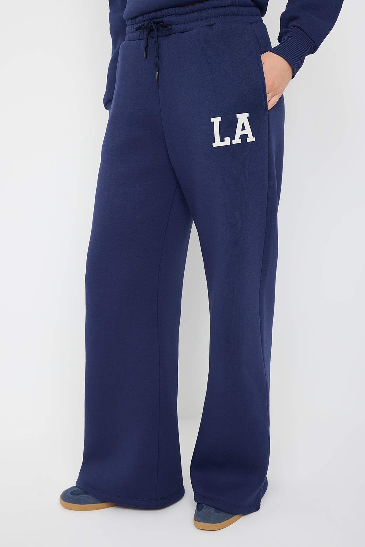 Trendyolmilla  Teen Lacivert Nakışlı Dik Yaka Fermuarlı Wideleg/Geniş Paça Örme Eşofman Takımı TWOAW26AU00081 - Görsel 3