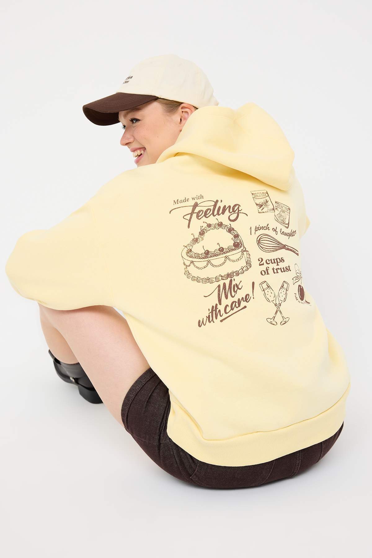 Trendyolmilla Teen Açık Sarı Sırt Baskılı Oversize Kalıp Kalın İçi Polarlı Örme Sweatshirt TWOAW26SW00192