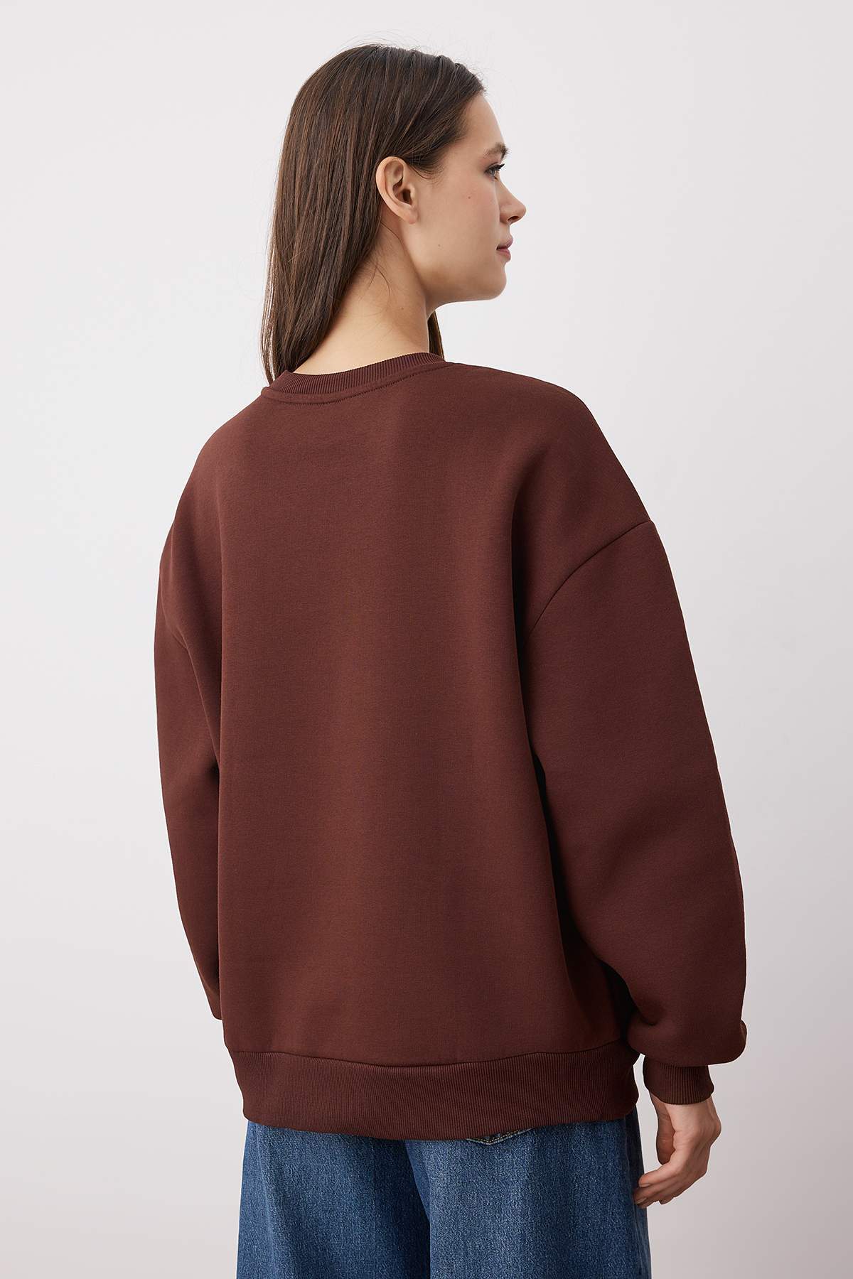 Trendyolmilla  Koyu Kahverengi Oversize/Rahat Kesim Bisiklet Yaka Kalın/İçi polarlı Örme Sweatshirt TWOAW24SW00102 - Görsel 4