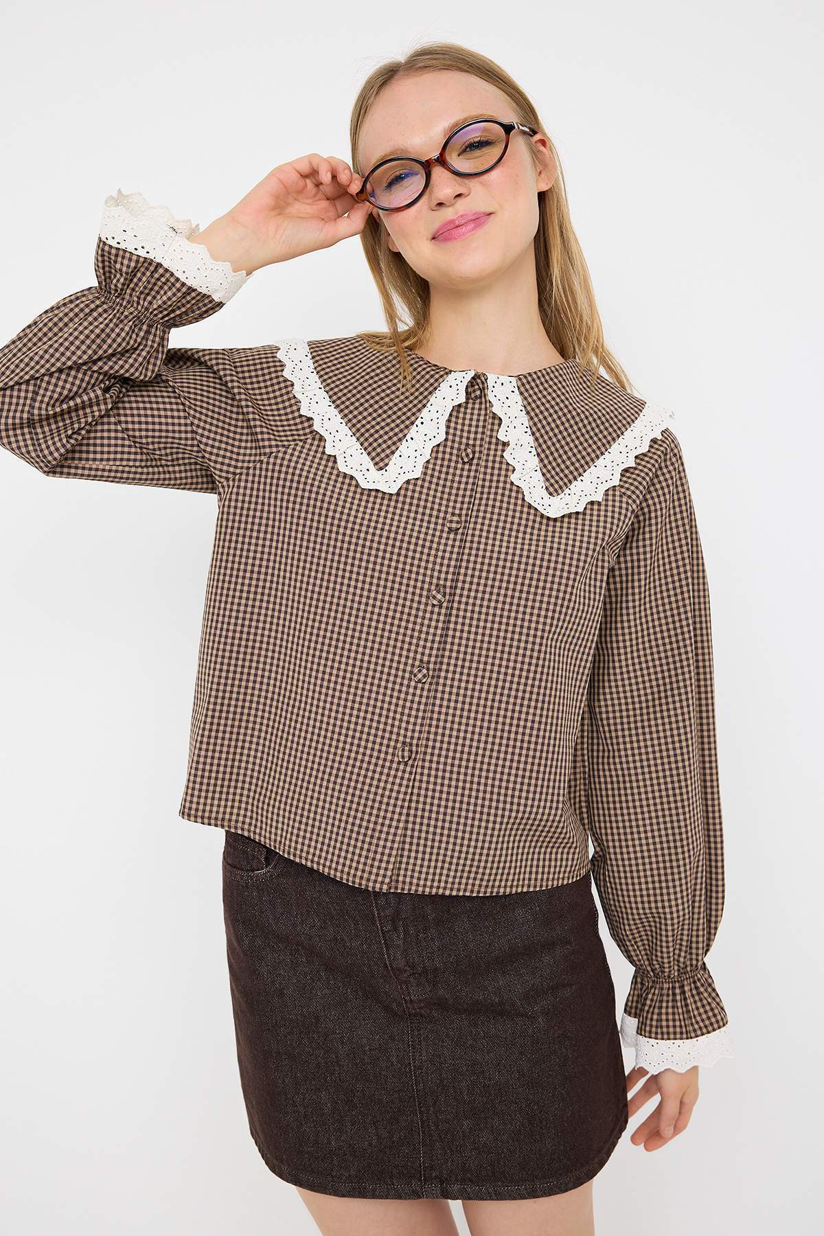 Trendyol Collection Teen Braune Karierte Leichte Cropped Bluse TWOAW26GO00062