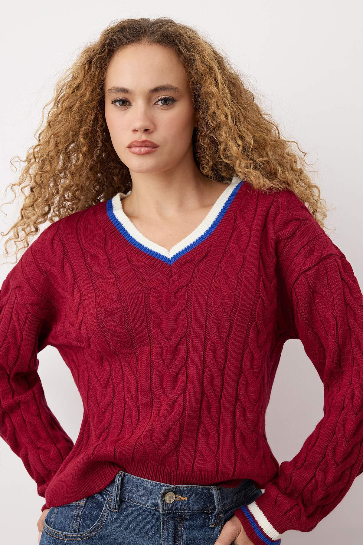 Trendyol Collection Burgunderroter, geflochtener Strickpullover mit College-Motiv TWOAW26KZ00153
