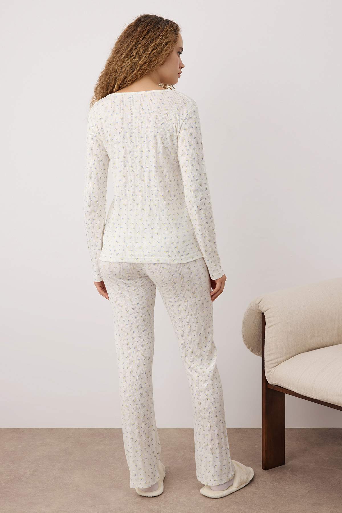 Trendyolmilla  Beyaz %100 Pamuklu Çiçekli Dantel Detaylı Fitilli/Pointel Örme Pijama Takımı THMAW26PT00165 - Görsel 5