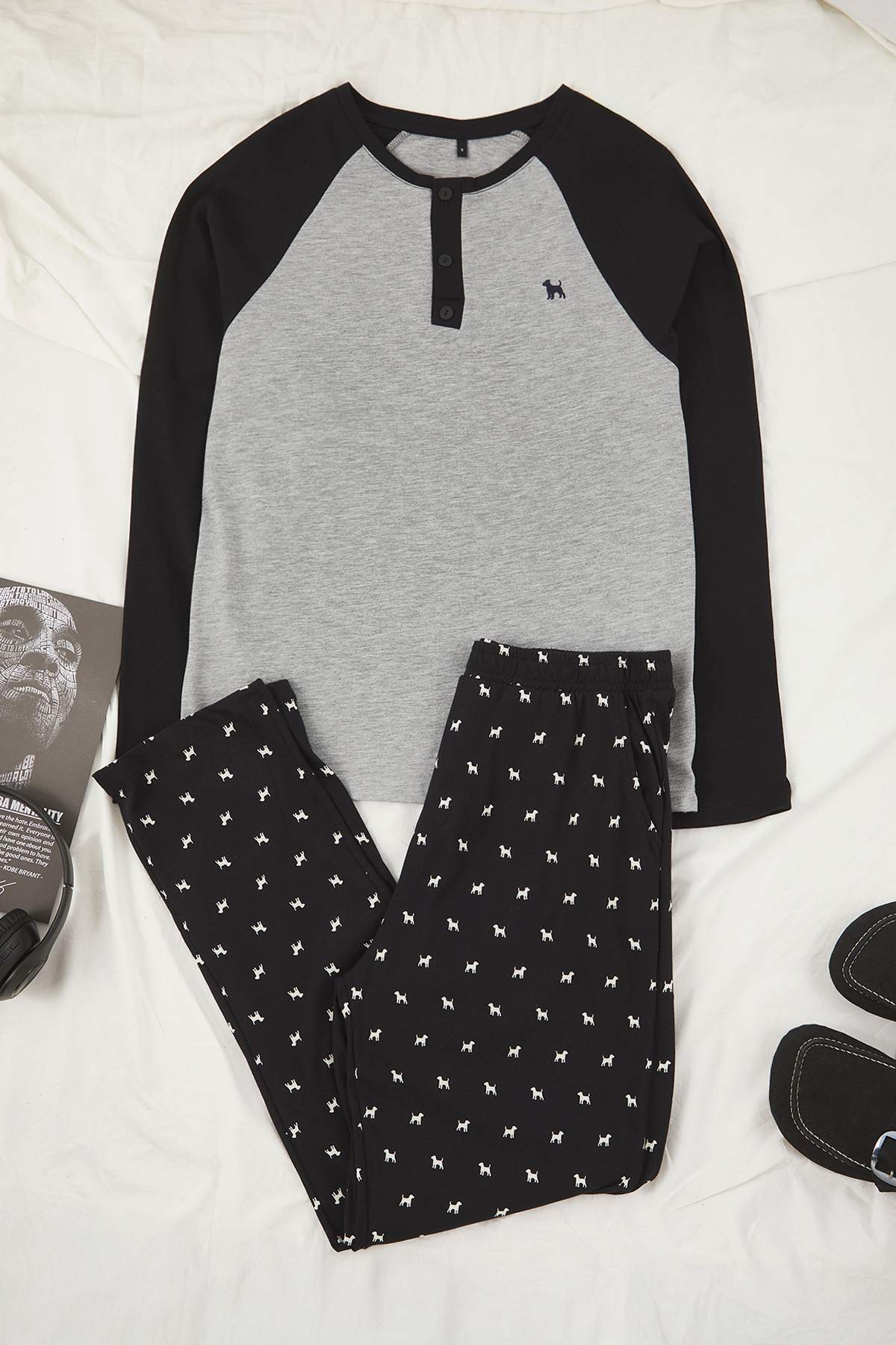 Trendyolmilla Man Siyah-Gri Regular Fit Reglan Kol Köpek Nakışlı Düğmeli Yaka Örme Pijama Takımı TMNAW26PT00004