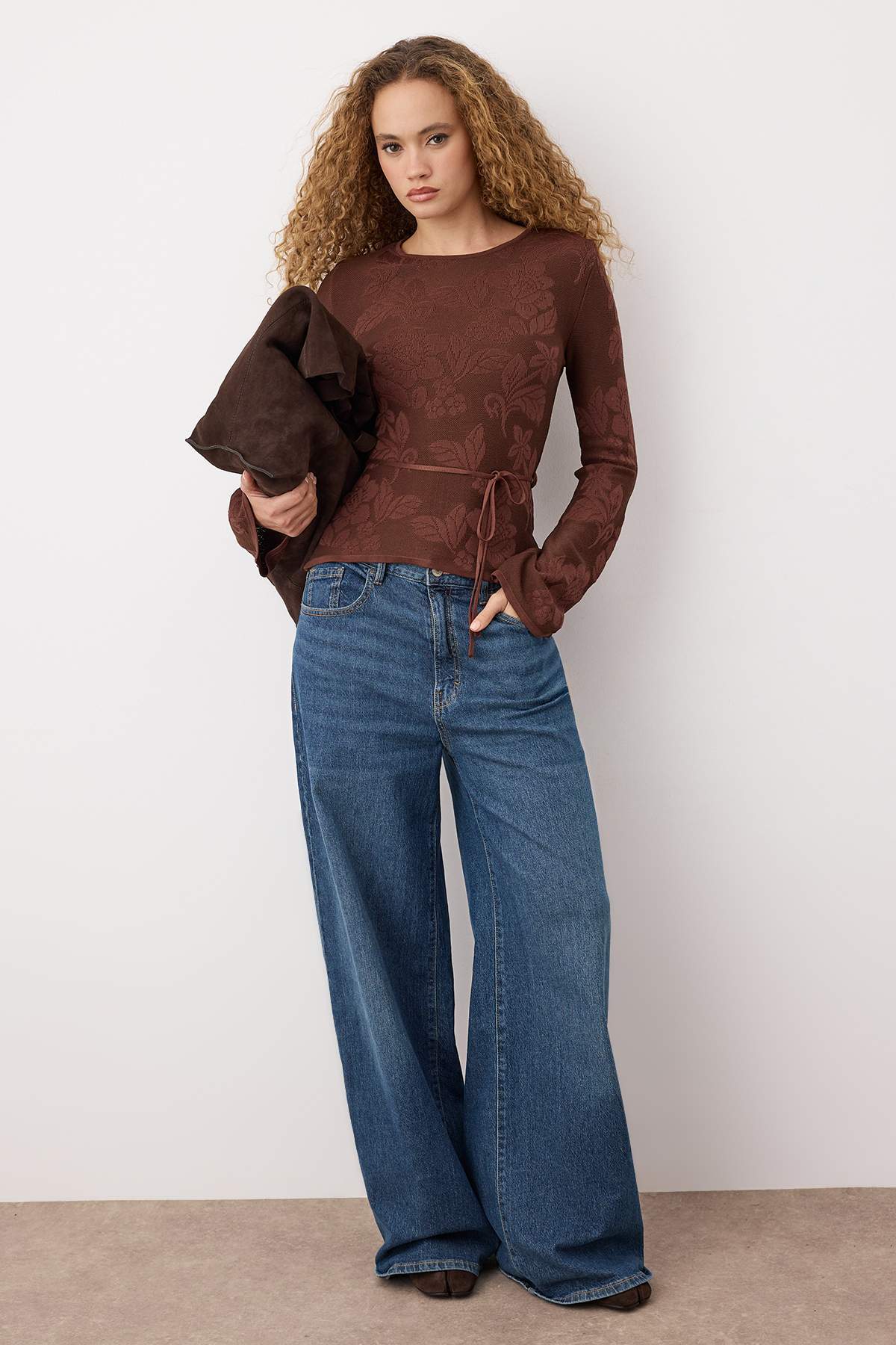 Trendyolmilla  Kahverengi Merserize Görünümlü Gül Desen Dokulu Triko Kazak TWOAW26KZ00054 - Görsel 2