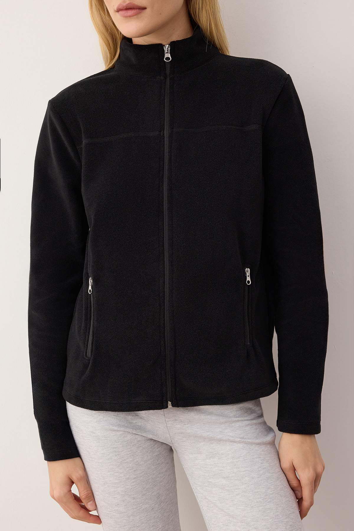 Trendyolmilla  Siyah Polar Düz Dik Yaka Cepli Fermuarlı Regular/Normal Kesim Örme Sweatshirt TWOAW26SW00005 - Görsel 3