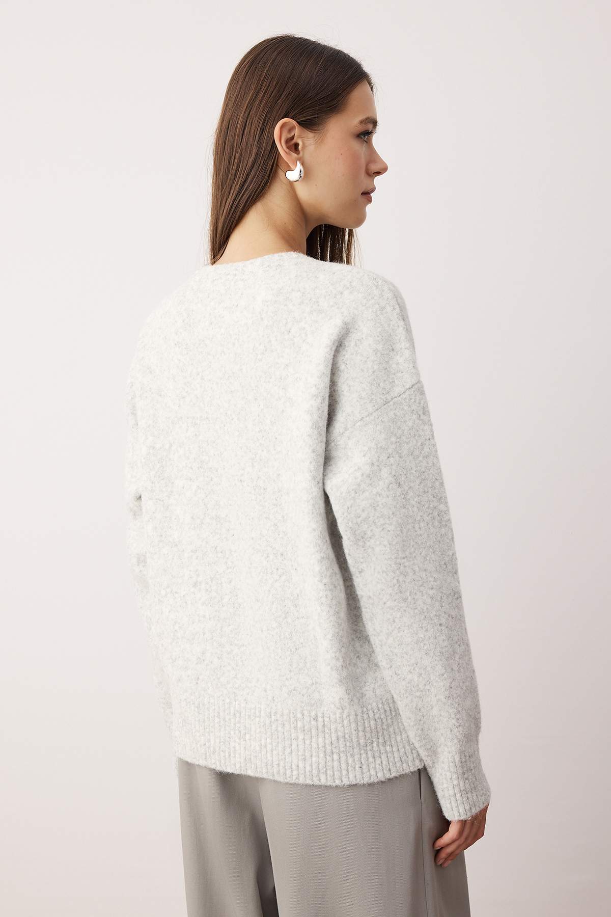 Trendyolmilla  Wardrobe Essentials Gri Yün Karışımlı Tüylü Premium İplik Geniş Kalıp Triko Kazak | TWOAW26KZ00125 - Görsel 4