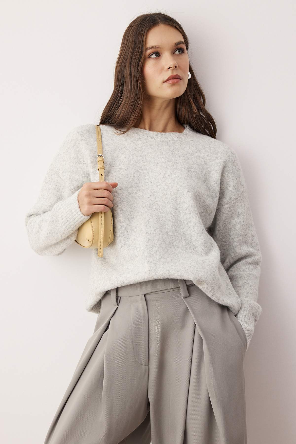 Trendyolmilla  Wardrobe Essentials Gri Yün Karışımlı Tüylü Premium İplik Geniş Kalıp Triko Kazak | TWOAW26KZ00125