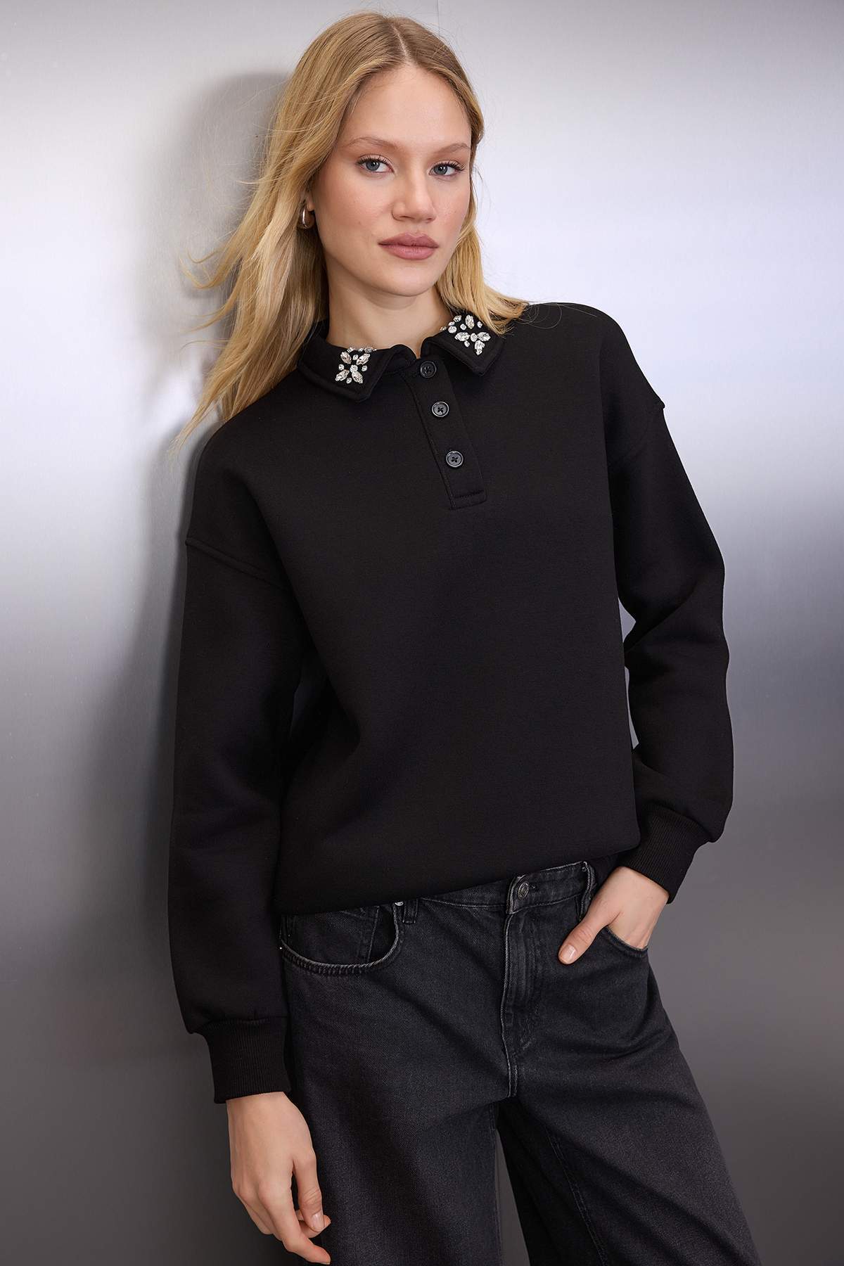 Trendyolmilla  Siyah Yakası Taş Detaylı Oversize/Geniş Kalıp Örme Sweatshirt TWOAW26SW00121