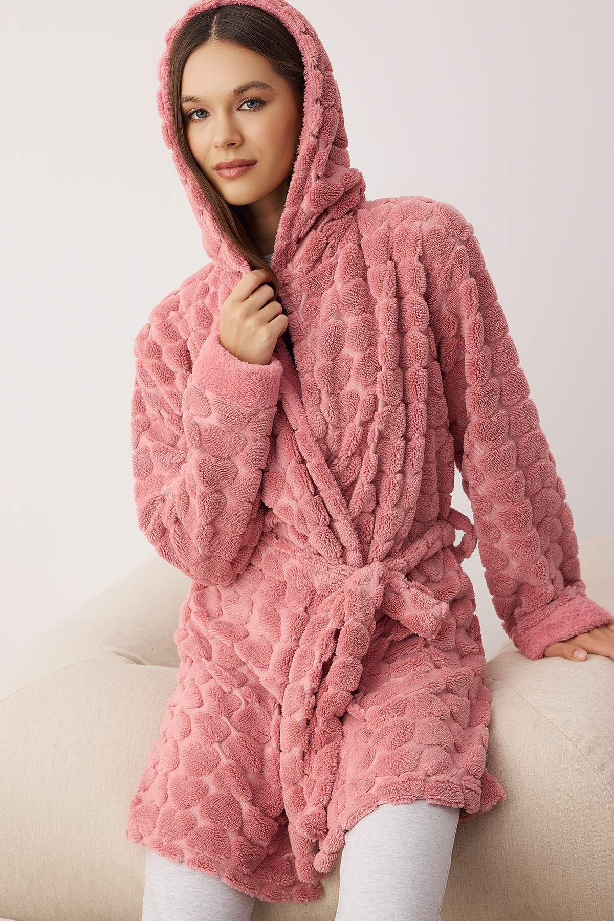 Trendyol Collection Różowy, polarowy szlafrok zimowy z dzianiny w paski z sercem Thmaw24Sb00002