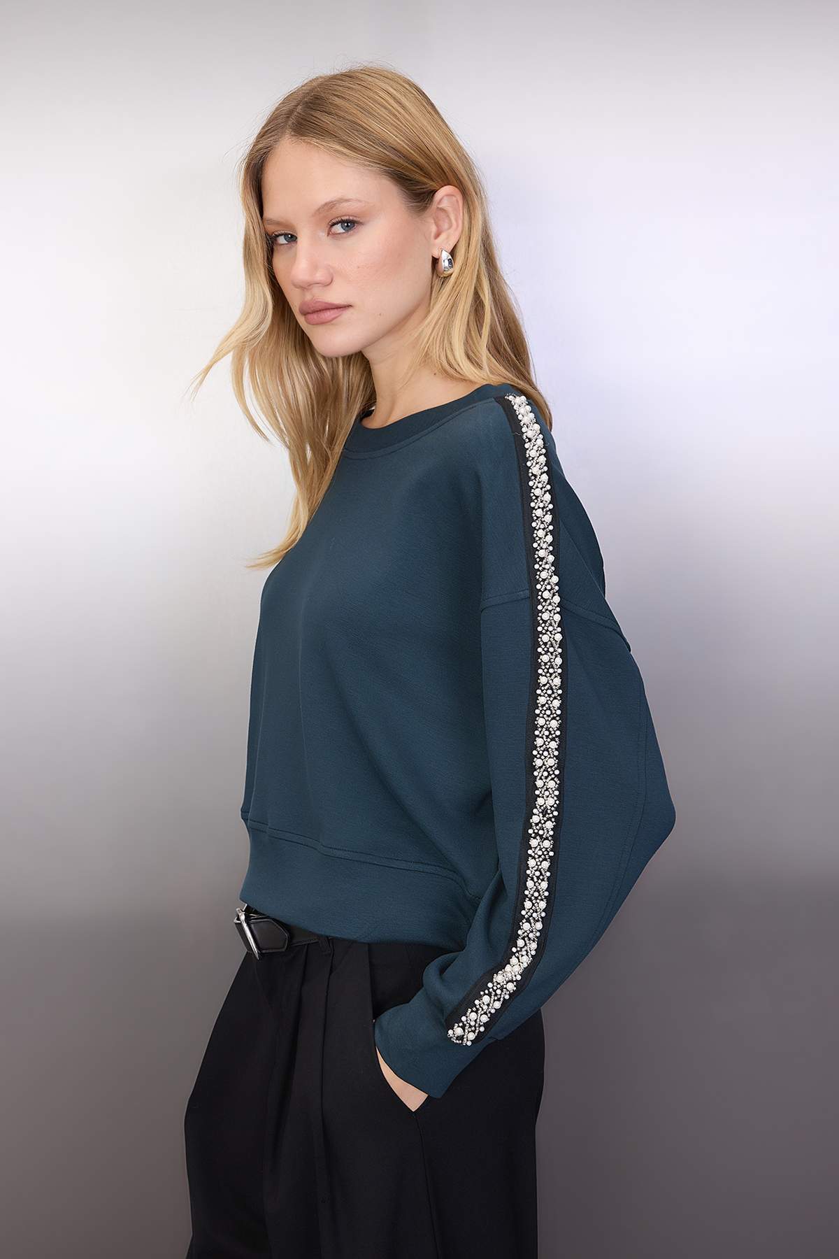 Trendyolmilla  Petrol Taşlı Şerit Aksesuar Detaylı Bisiklet Yaka Regular/Normal Kesim Sweatshirt TWOAW26SW00033 - Görsel 2