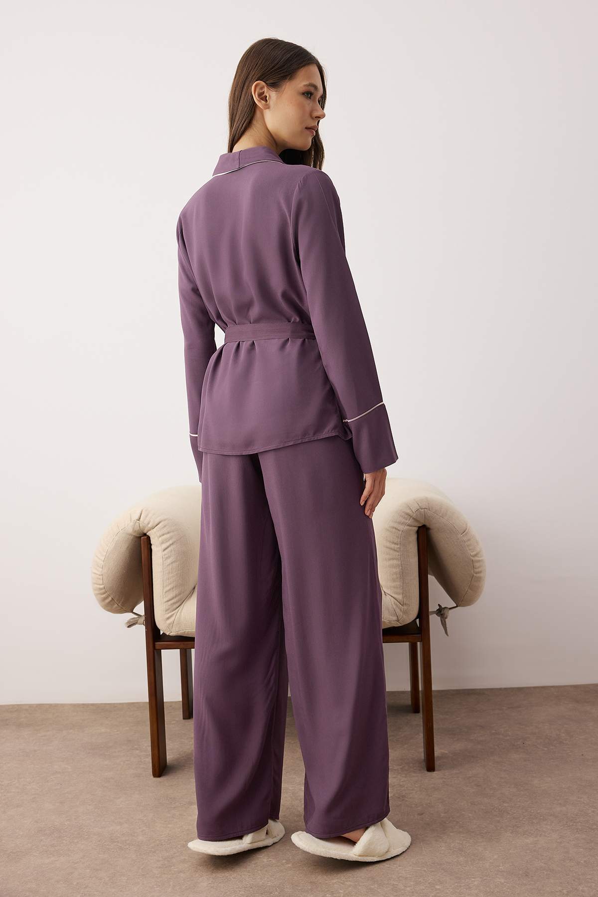 Trendyolmilla  Mürdüm Kuşaklı Biye Detaylı Kruvaze Viskon Dokuma Pijama Takımı THMAW22PT1109 - Görsel 5