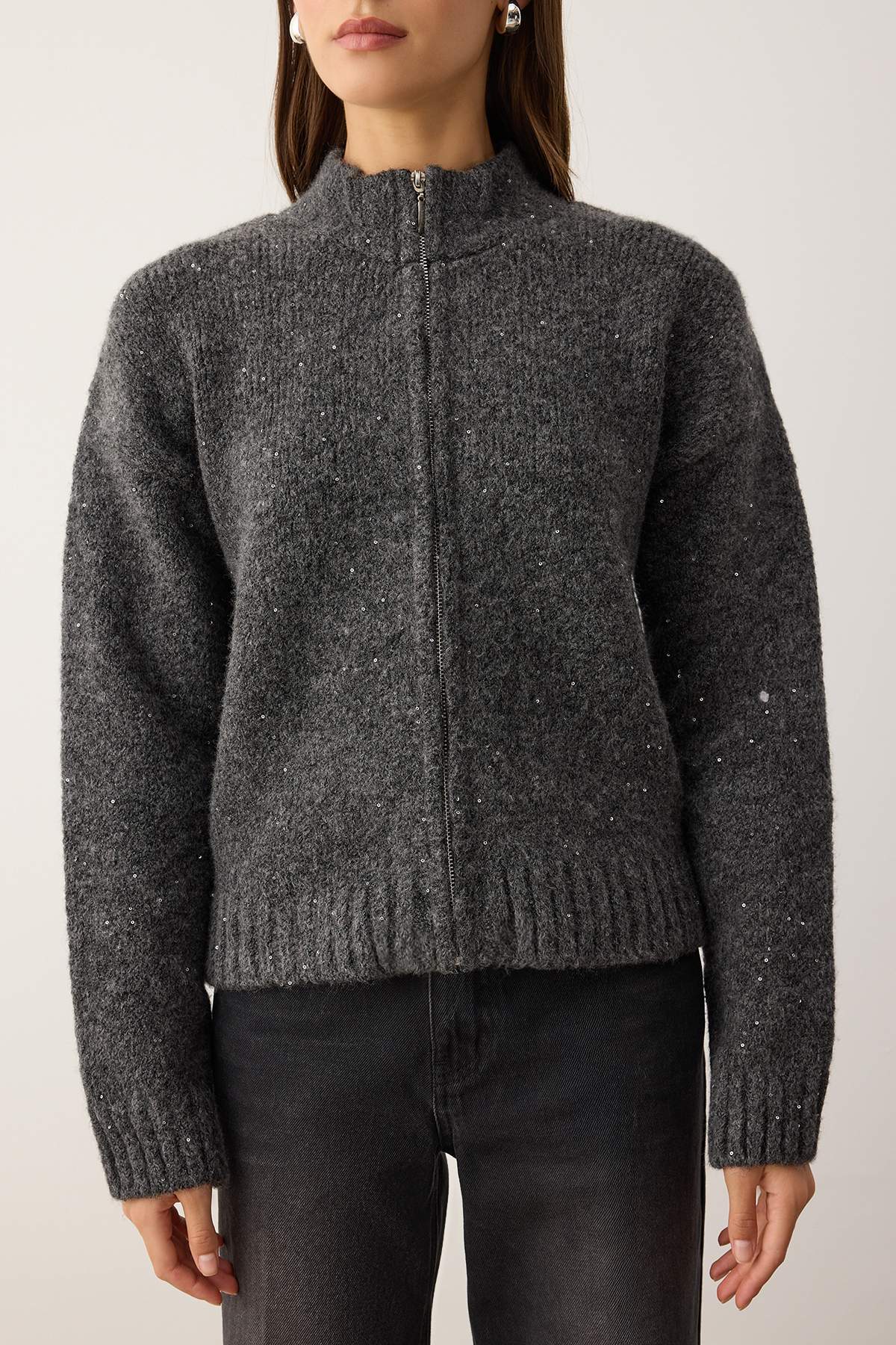 Trendyolmilla  Antrasit Fermuarlı Dik Yaka Yumuşak Dokulu Payetli Triko Hırka TWOAW26HI00053 - Görsel 4