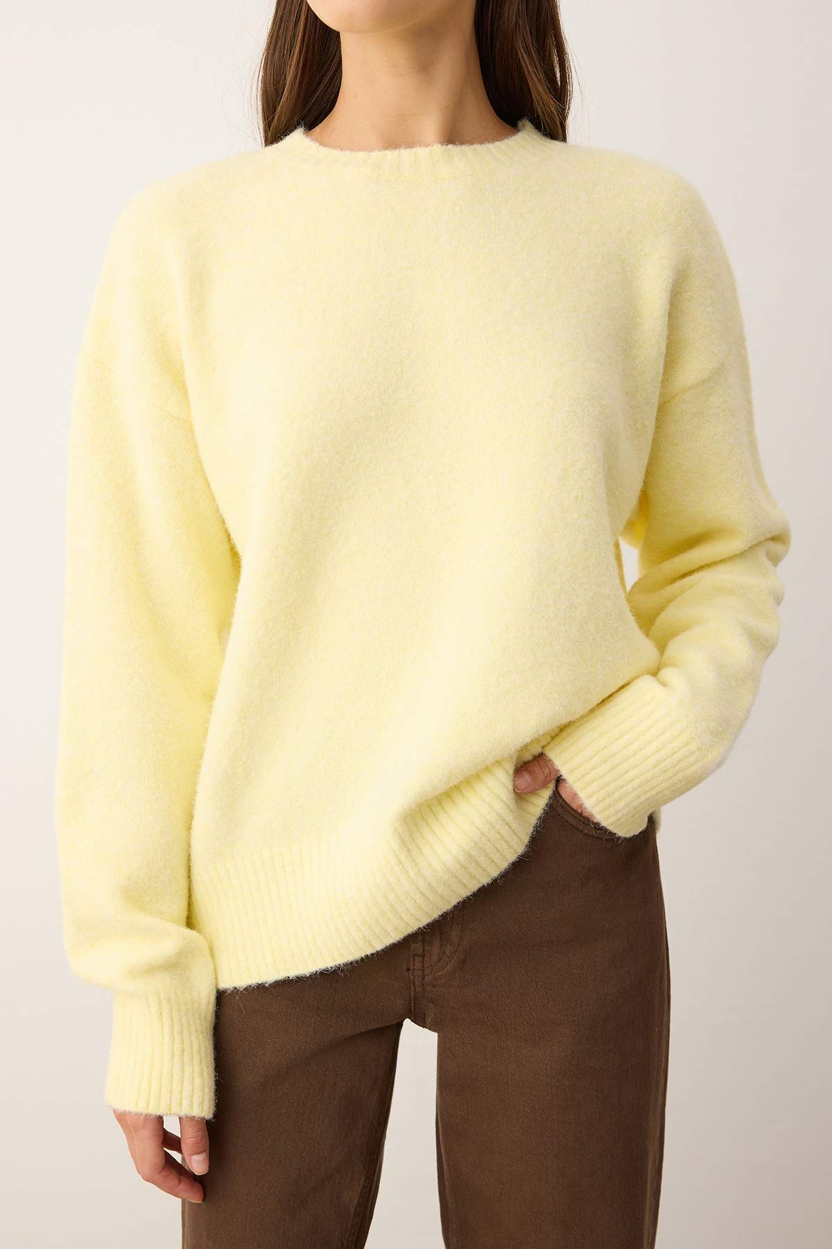 Trendyolmilla  Wardrobe Essentials Sarı Yün Karışımlı Tüylü Premium İplik Geniş Kalıp Triko Kazak | TWOAW26KZ00125 - Görsel 3