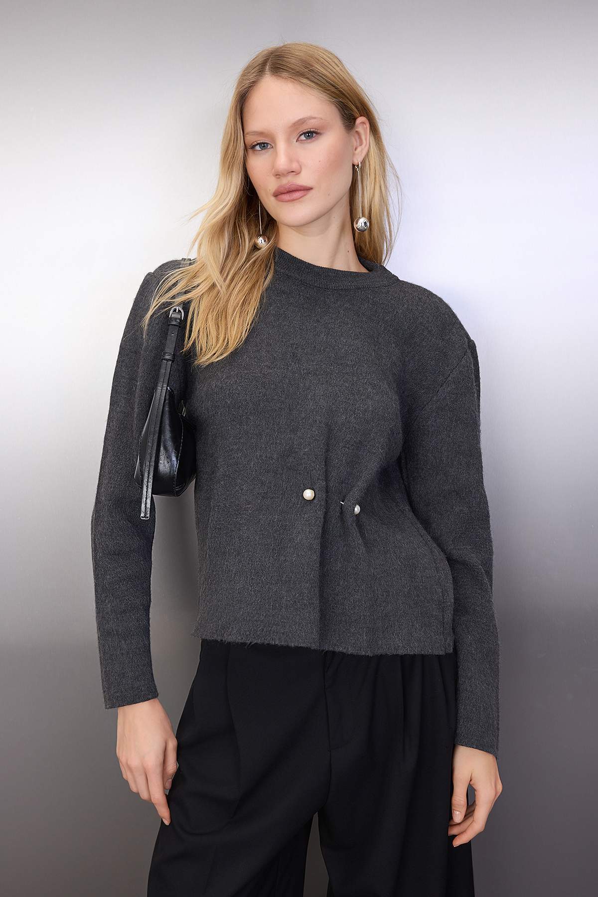 Trendyolmilla  Antrasit Yumuşak Dokulu Aksesuar Detaylı Triko Kazak TWOAW26KZ00237