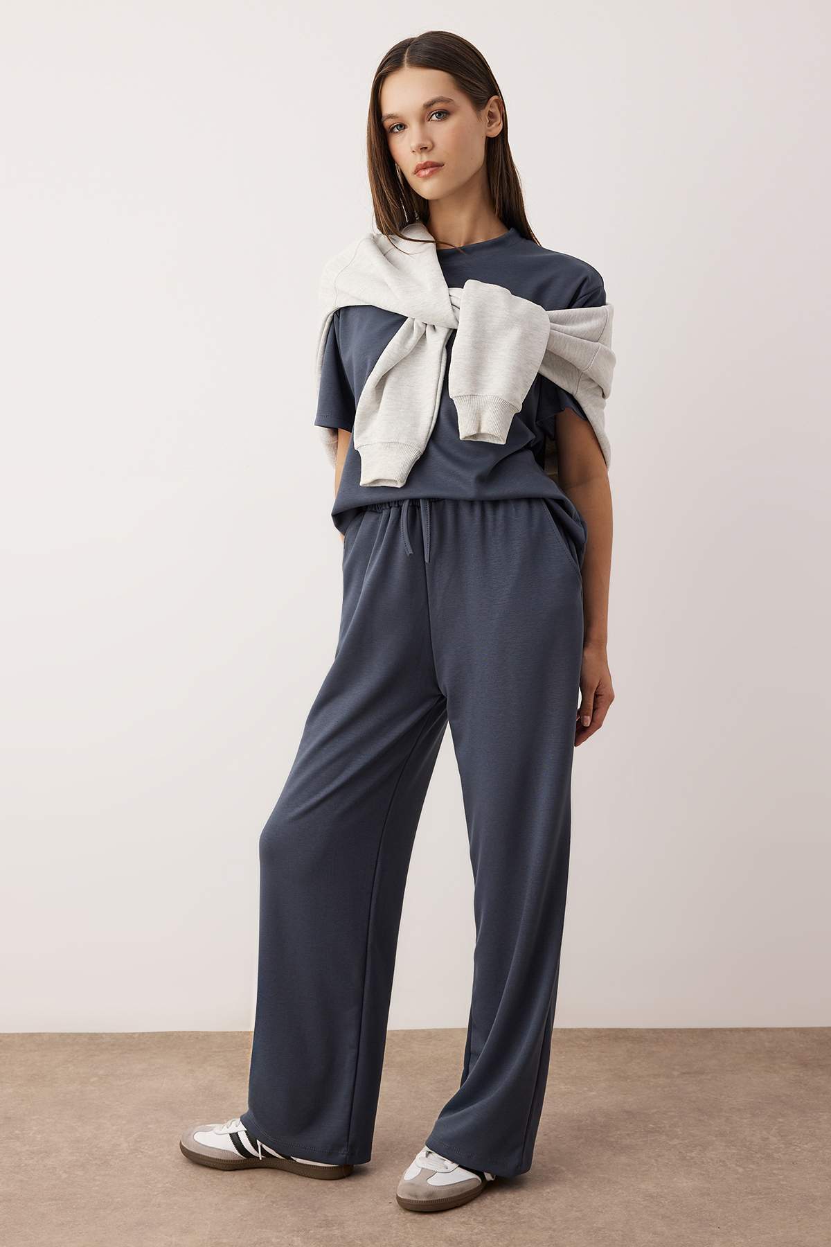 Trendyol Collection Anthrazitfarbenes, kurzärmliges Oberteil mit Rundhalsauss...