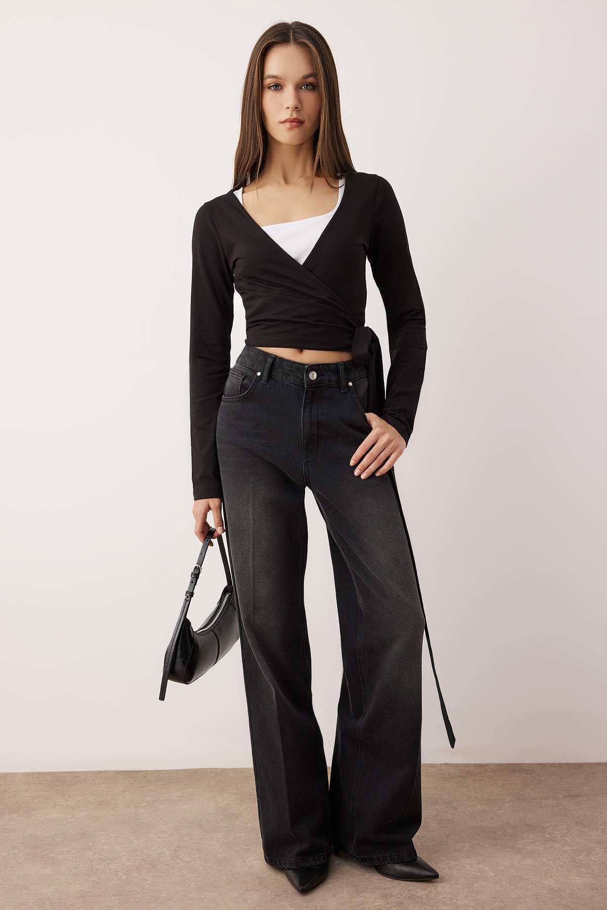 Trendyolmilla  Siyah-Beyaz 2'li Paket Bağlama Detaylı Vücuda Oturan Esnek Örme Bluz TWOAW26BZ00102