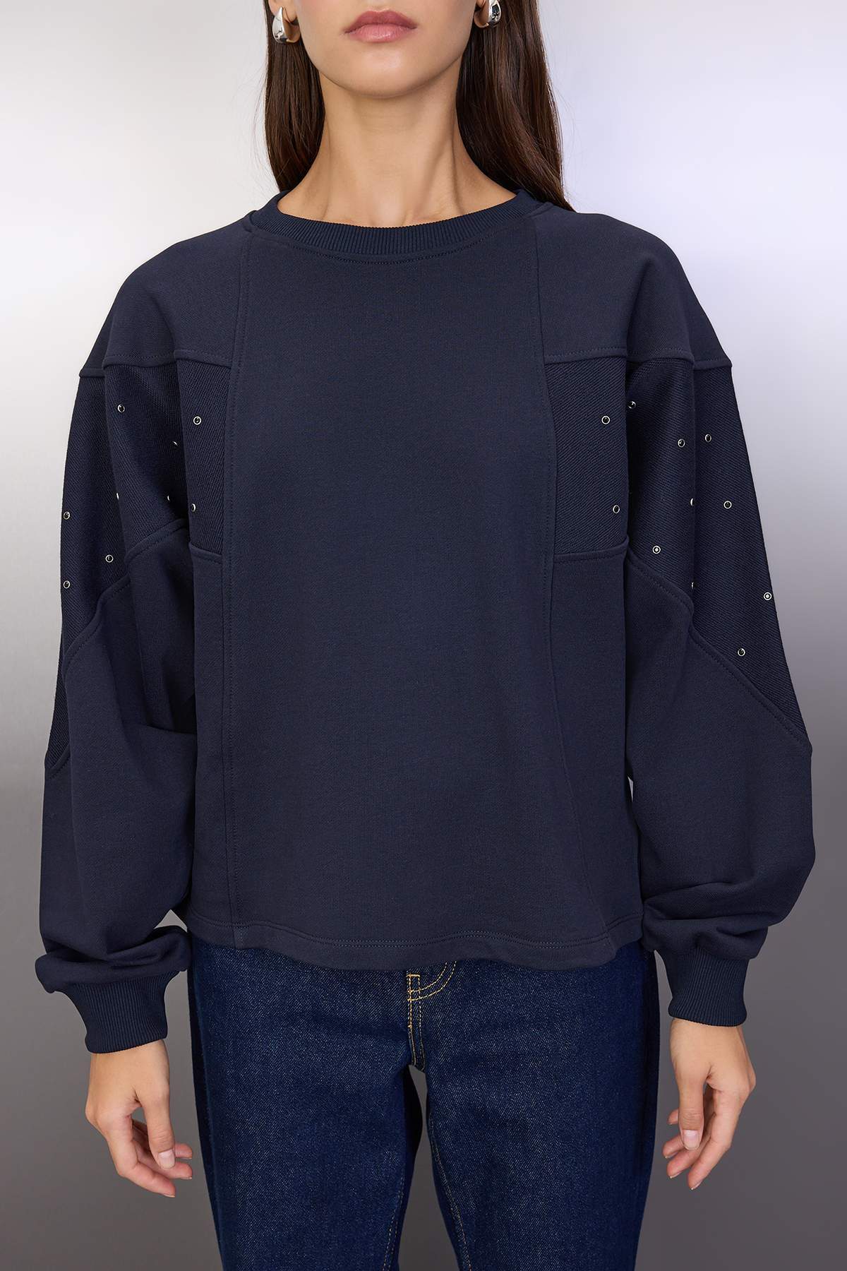 Trendyolmilla  Lacivert Kuşgözü Aksesuar Detaylı Bisiklet Yaka Oversize/Geniş Kesim Örme Sweatshirt TWOAW26SW00038 - Görsel 3