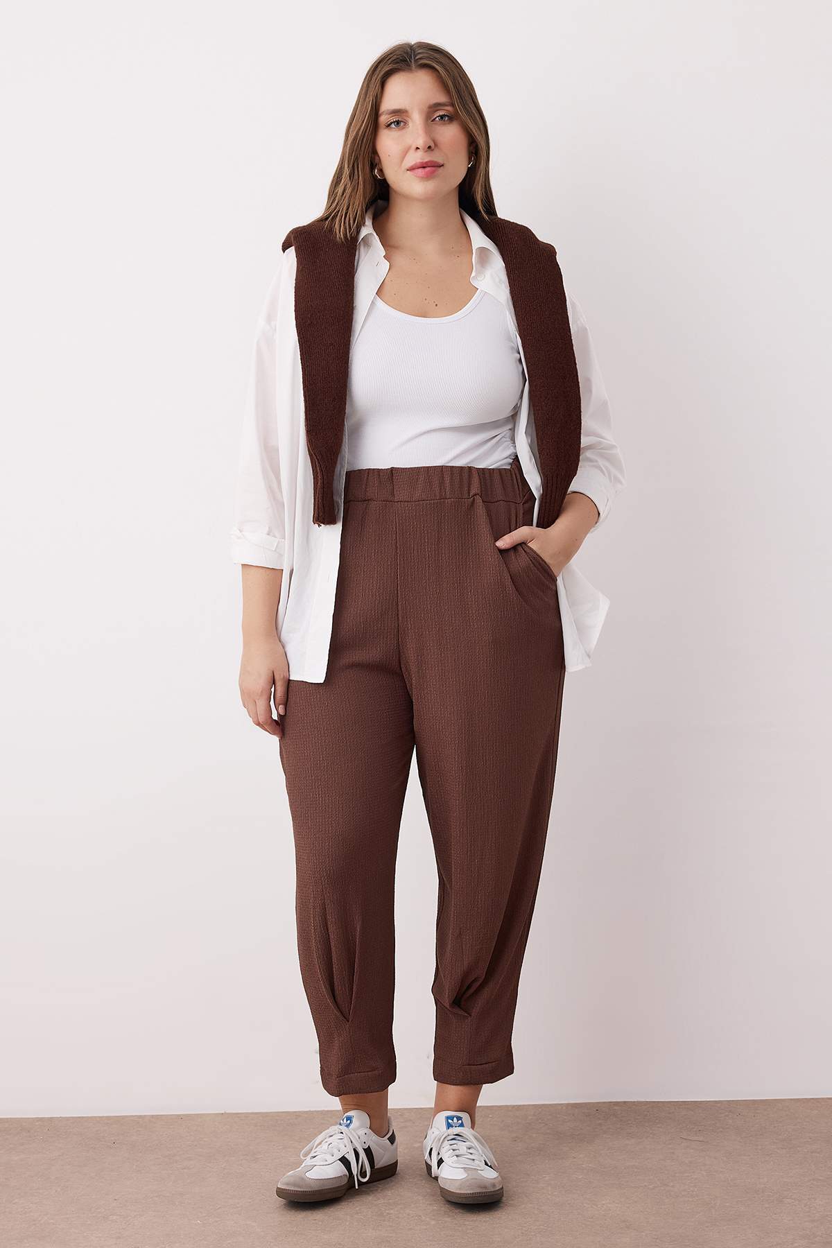 Trendyolmilla Curve Kahverengi Havuç Fit Beli Lastikli Örme Büyük Beden Pantolon TBBSS23AR00002
