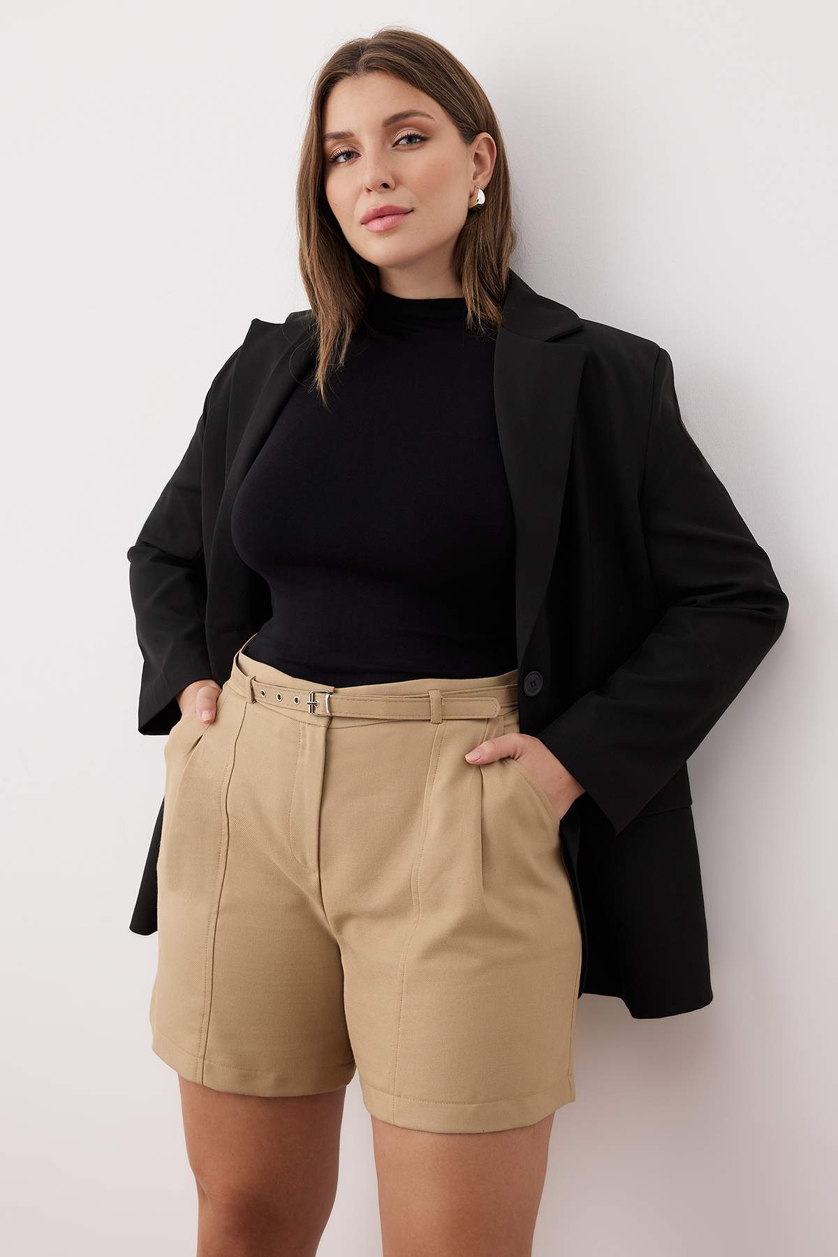 Trendyolmilla  Bej Yüksek Bel Geniş Paça Kısa Kemer Detaylı Büyük Beden Şort & Bermuda TBBAW26AP00005 - Görsel 2