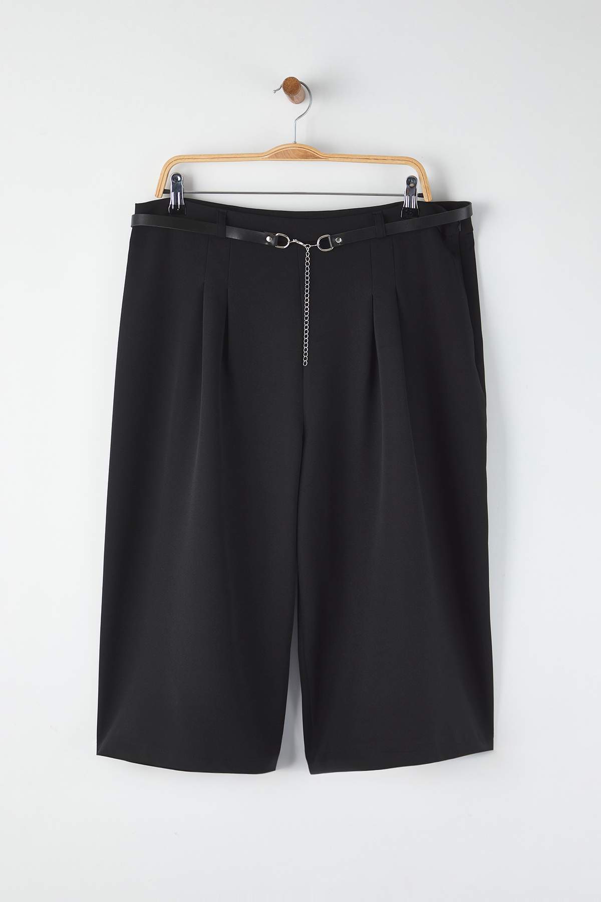 Trendyolmilla  Siyah Geniş Paça Aksesuar Detaylı Kapri Boy Büyük Beden Şort&Bermuda TBBAW26AP00006 - Görsel 5