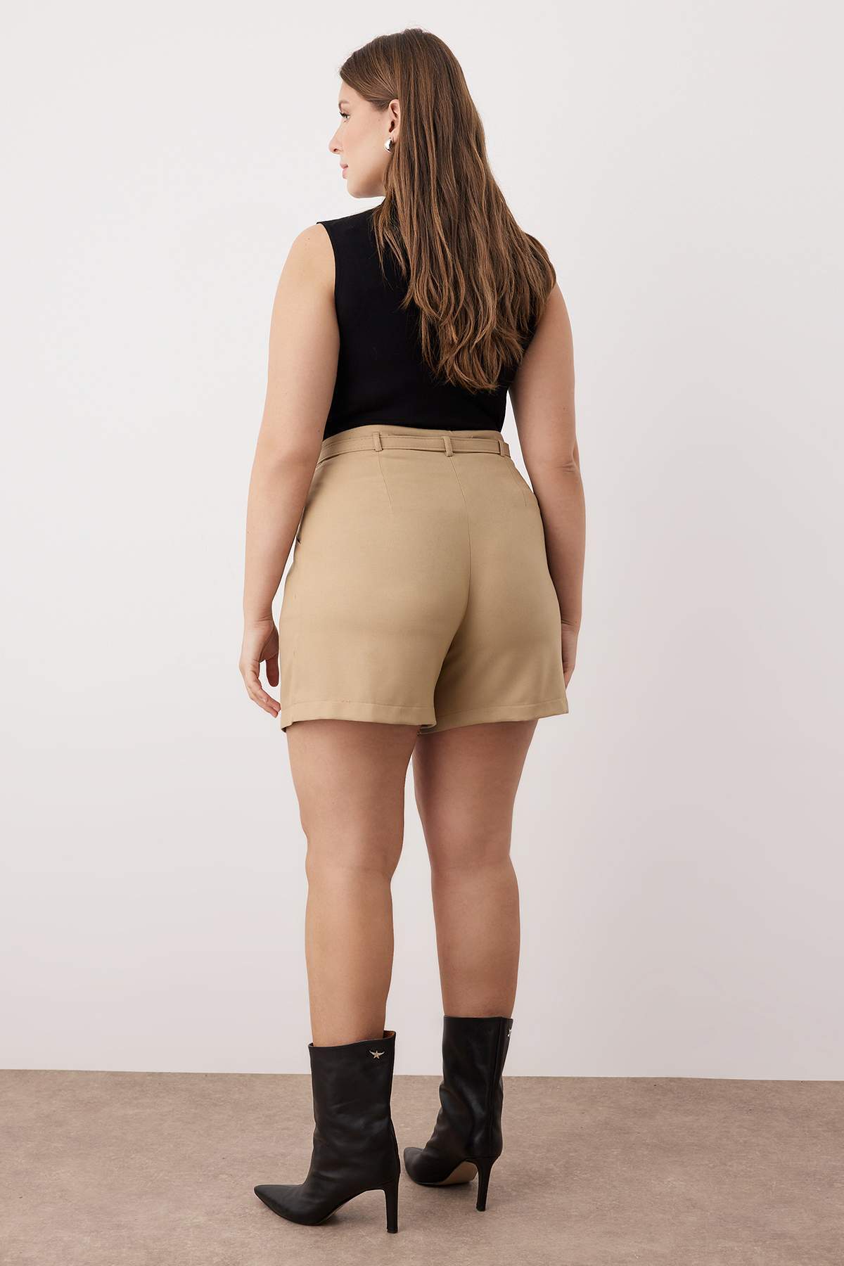 Trendyolmilla  Bej Yüksek Bel Geniş Paça Kısa Kemer Detaylı Büyük Beden Şort & Bermuda TBBAW26AP00005 - Görsel 4