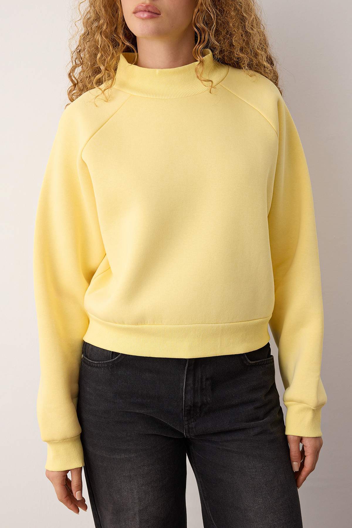 Trendyolmilla  Açık Sarı Reglan Kollu Oversize/Geniş Kalıp Kalın İçi Polarlı Örme Sweatshirt TWOAW26SW00150 - Görsel 3