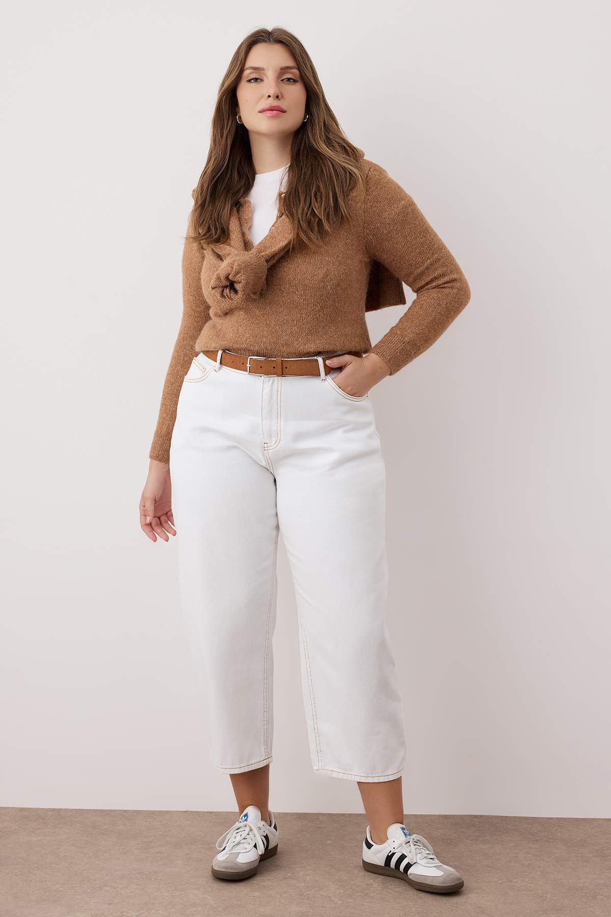 Trendyol Curve Białe jeansy z wysokim stanem i luźnym krojem w dużych rozmiar...