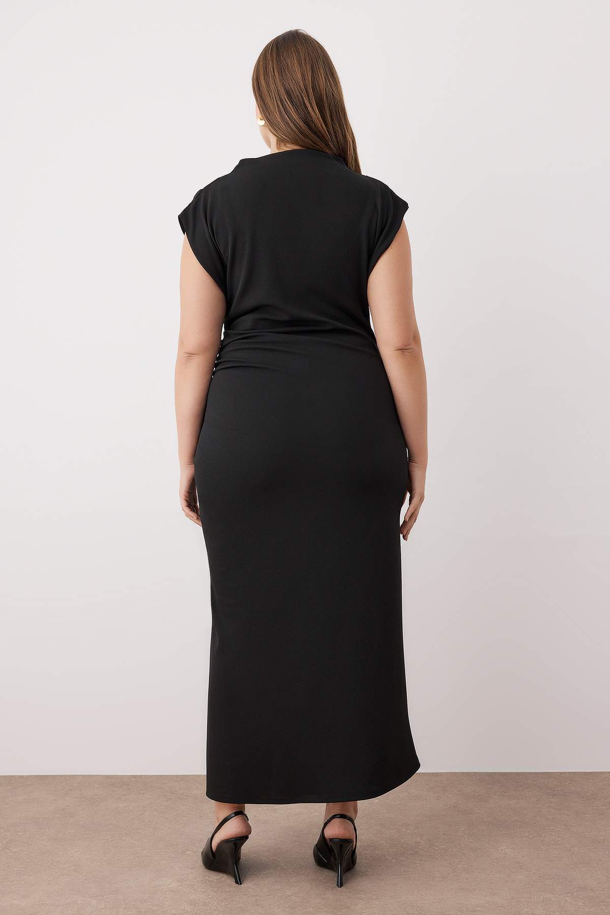 Trendyol Curve Czarna sukienka midi z marszczeniami TBBSS24AH00080