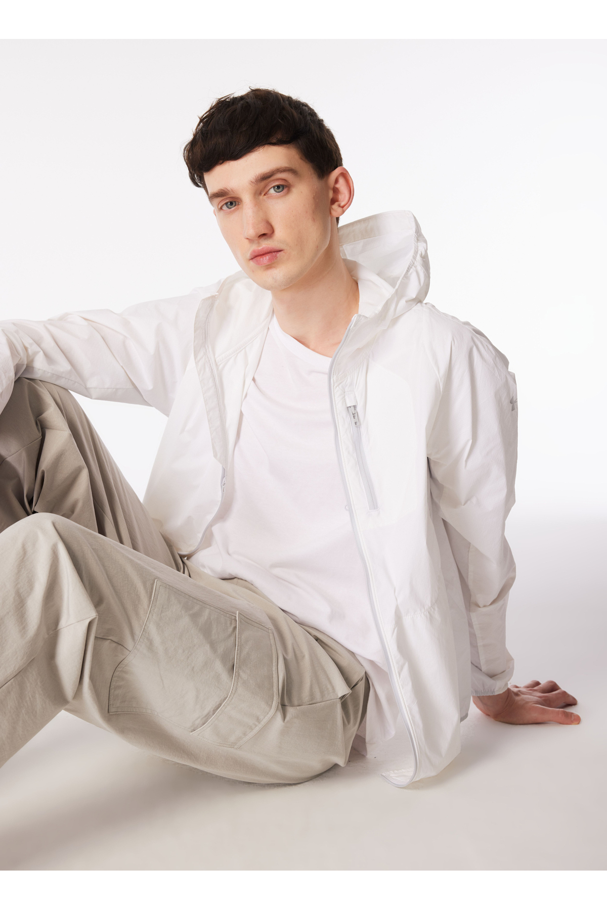 آندر آرمور کاپشن بادگیر مردانه کلاه دار سفید مدل JKT، کد 1381879-100 LAUNCH LIGHTWEIGHT