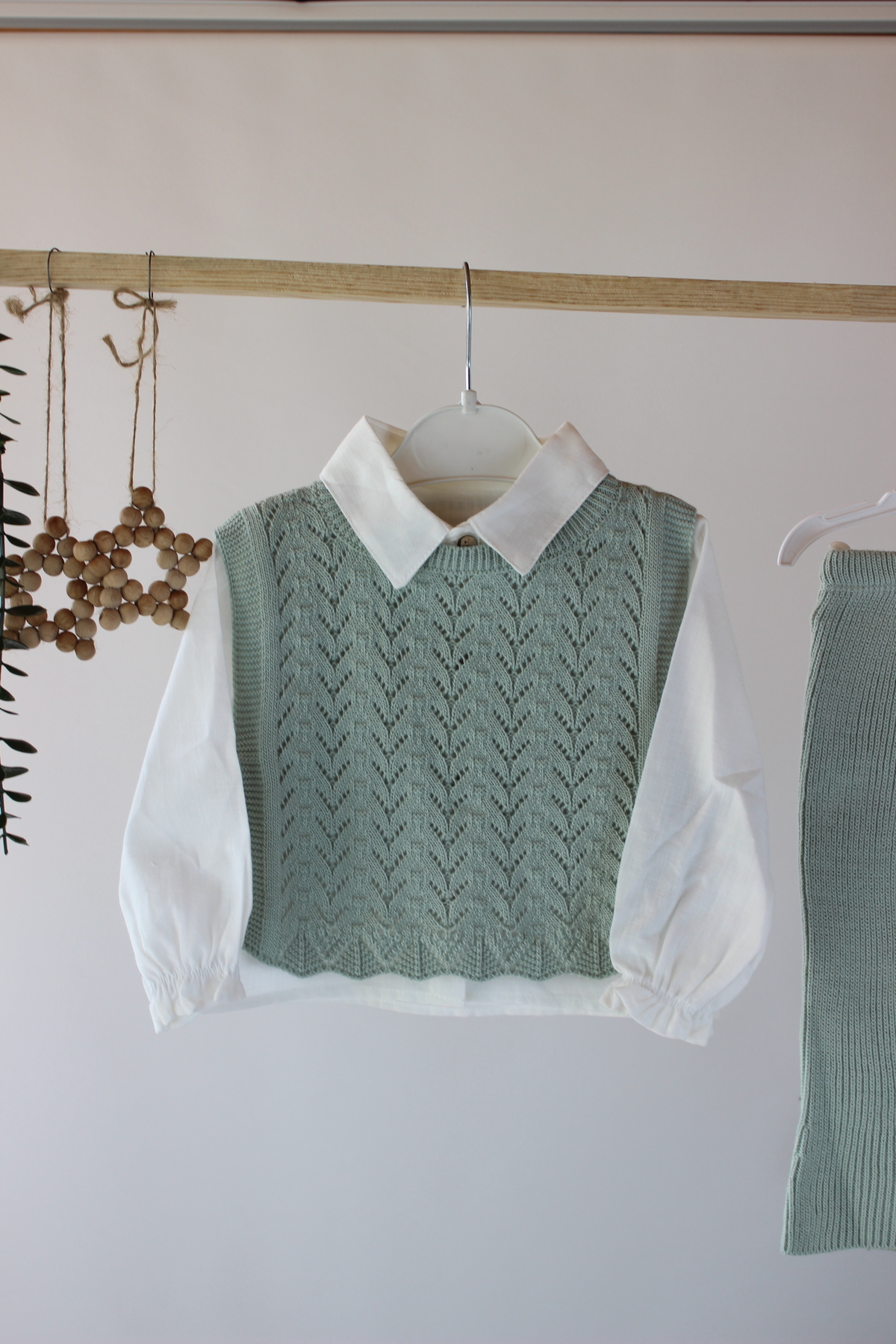 genybaby Şık Kız Bebek Triko Takım – Beyaz Gömlek, Örgü Süveter ve Pantolon fotoğrafı 7 (önizleme)