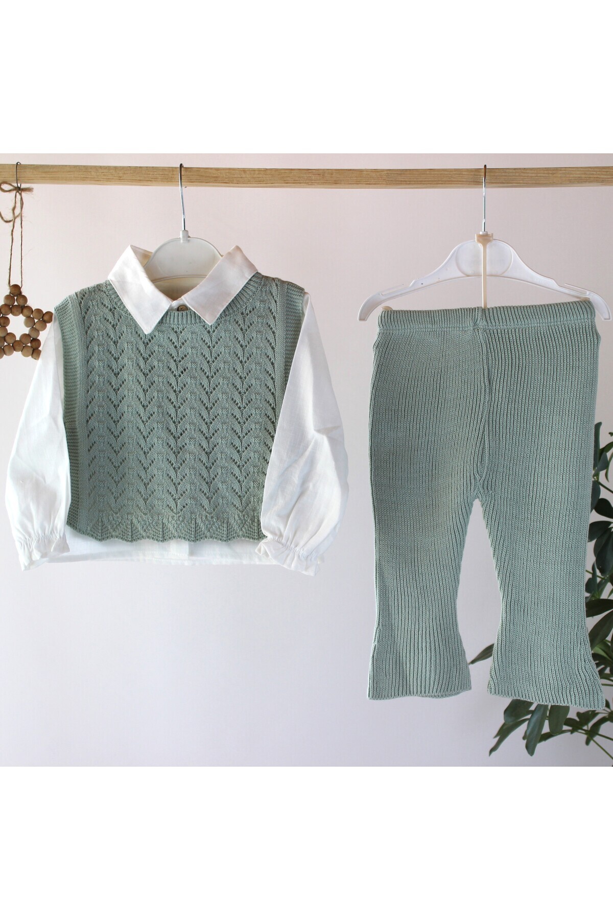 genybaby Şık Kız Bebek Triko Takım – Beyaz Gömlek, Örgü Süveter ve Pantolon fotoğrafı 4 (önizleme)