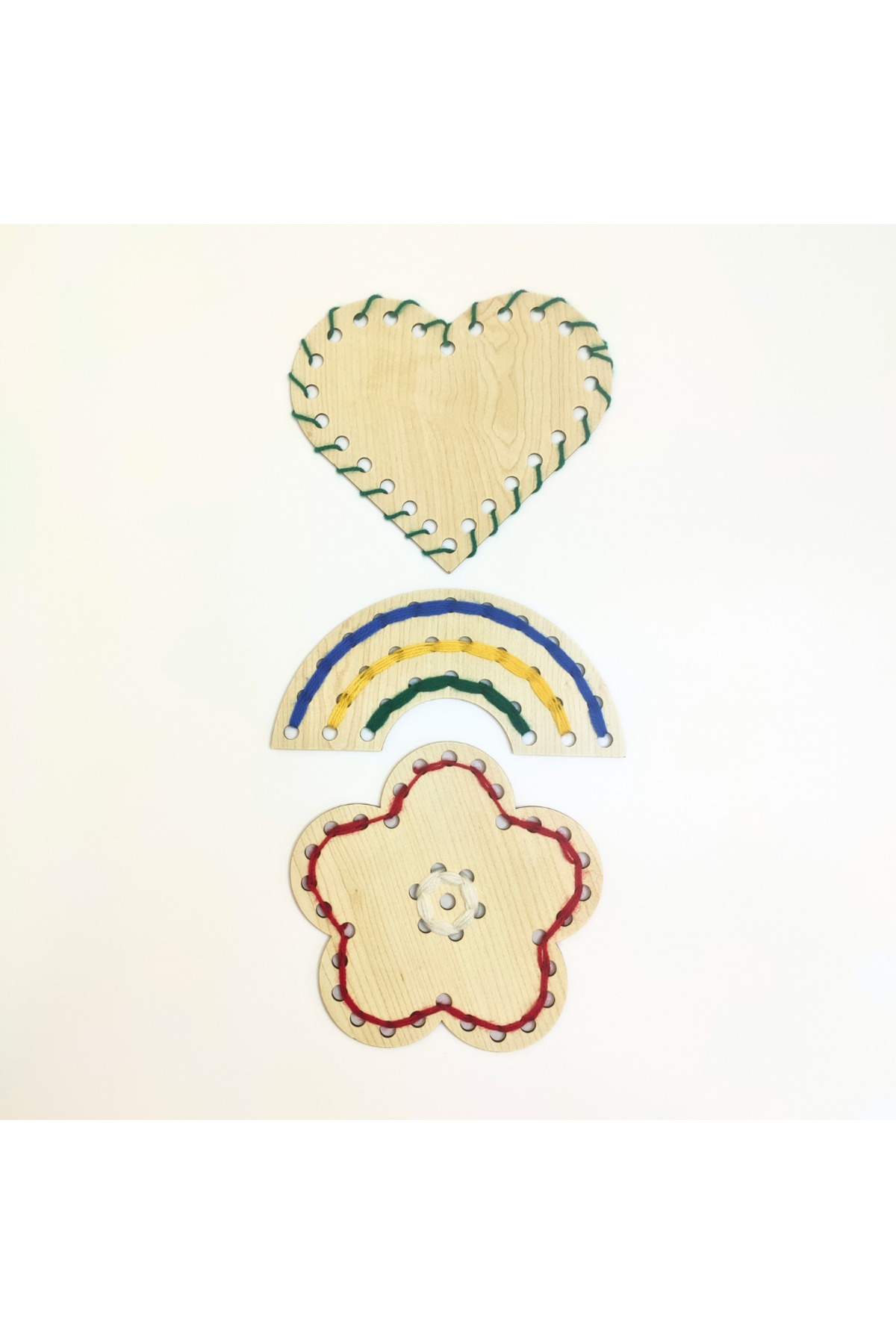 Dodo Montessori Ahşap Dikiş ve Desen Kartları Seti – 3 Farklı Şekil, Güvenli İğne, 5 Renk İp | Montessori Aktivitesi fotoğrafı 7 (önizleme)